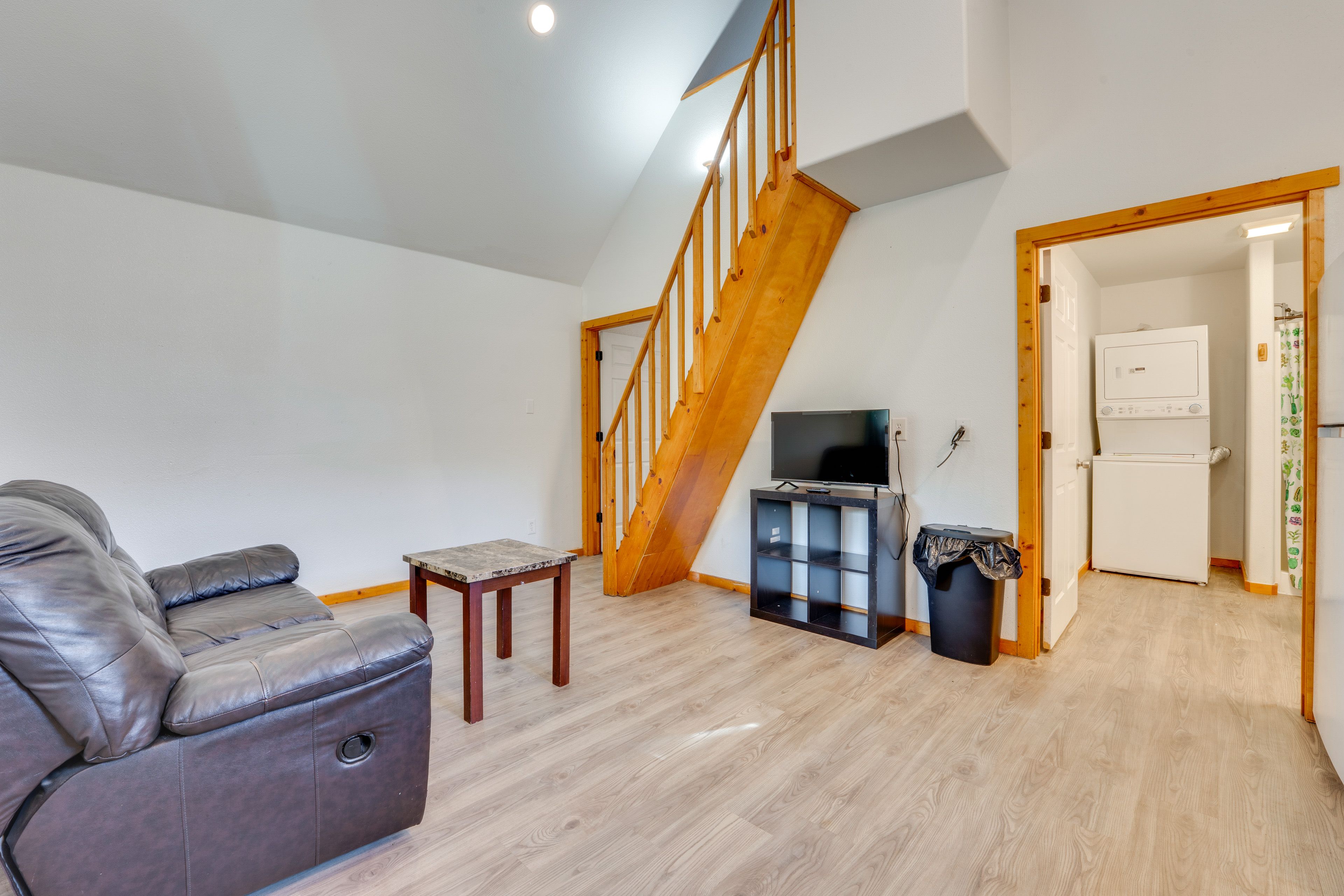 Stockdale Vacation Rental | 2BR | 1BA | 750 Sq Ft | 1 Step Required