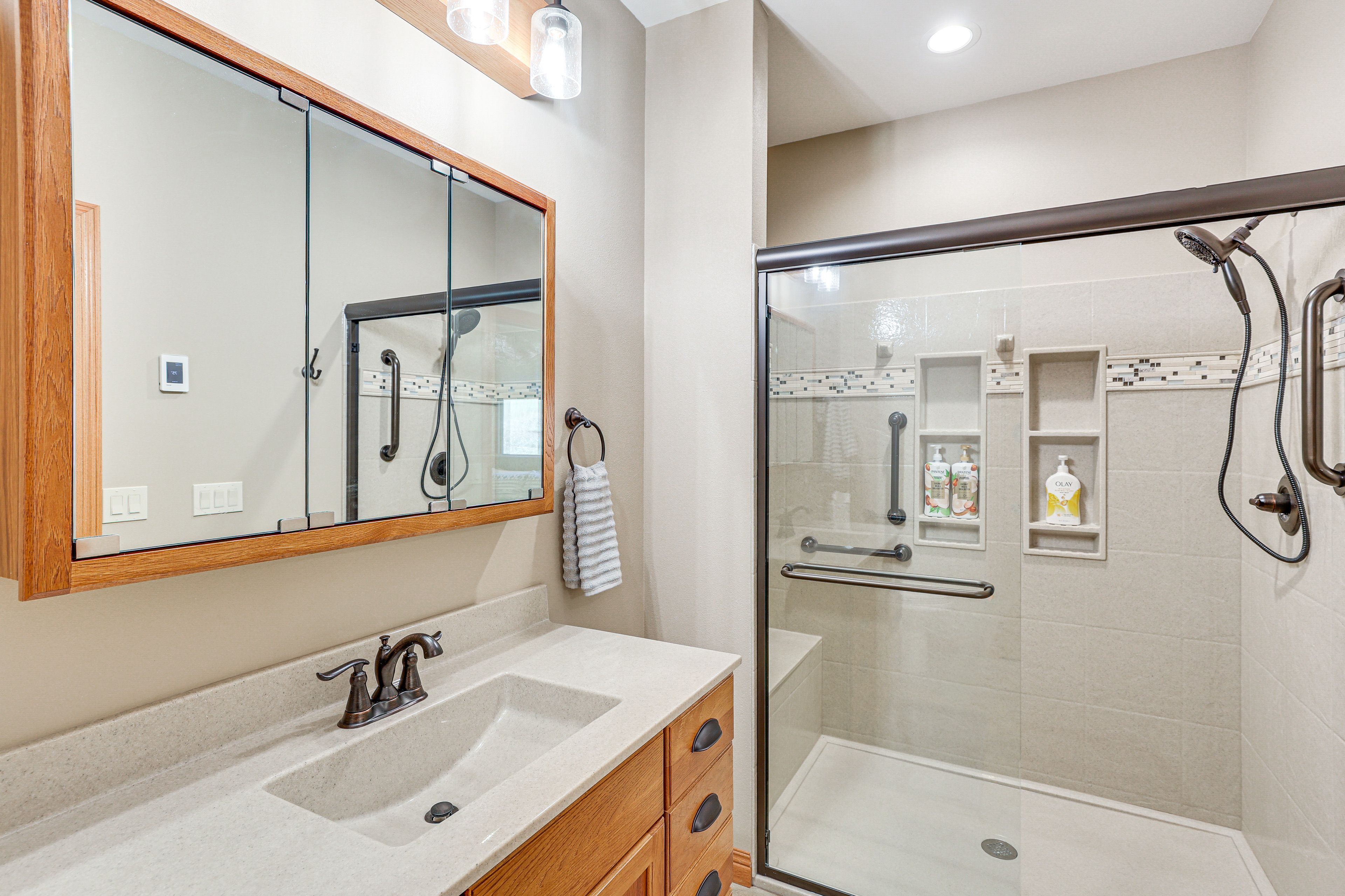 Full Bathroom | Towels Provided