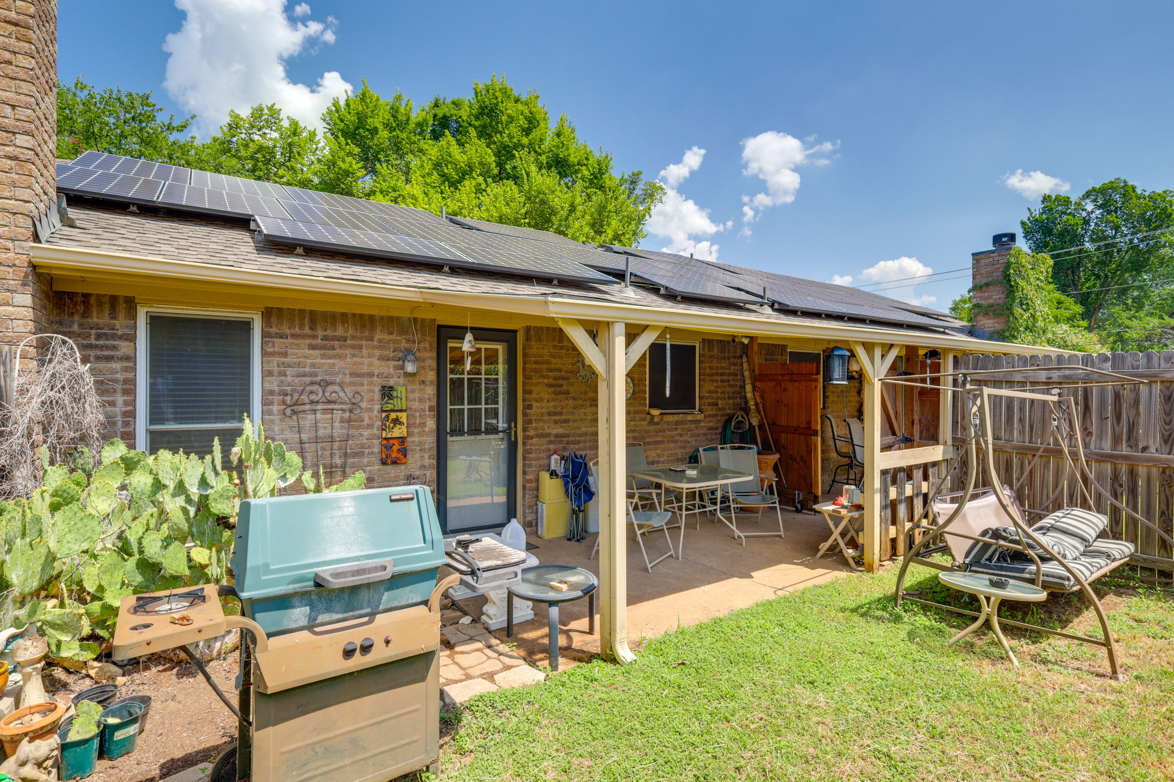 Backyard | Gas Grill | Dining Set