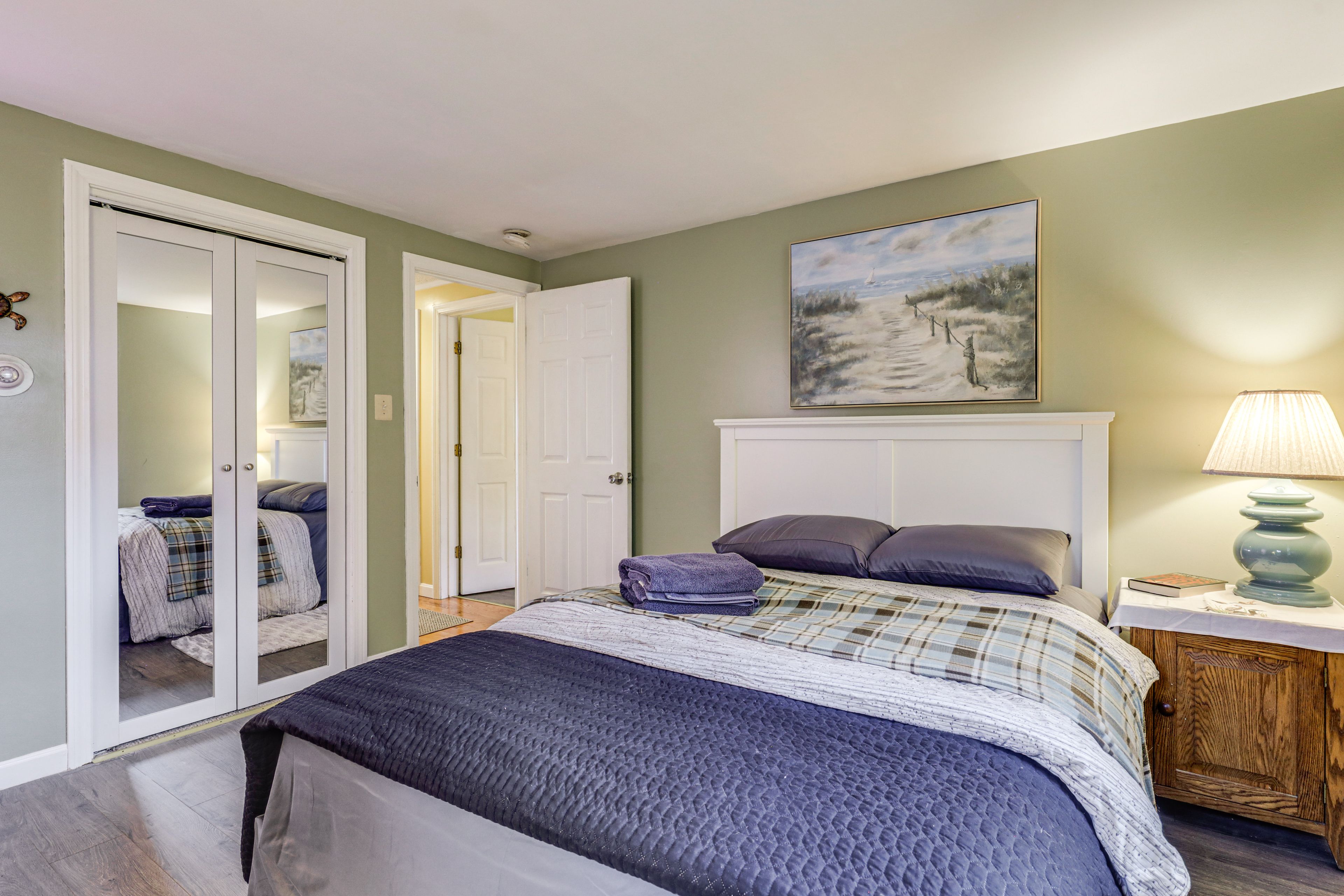 Bedroom 1 | Queen Bed | En-Suite Bathroom