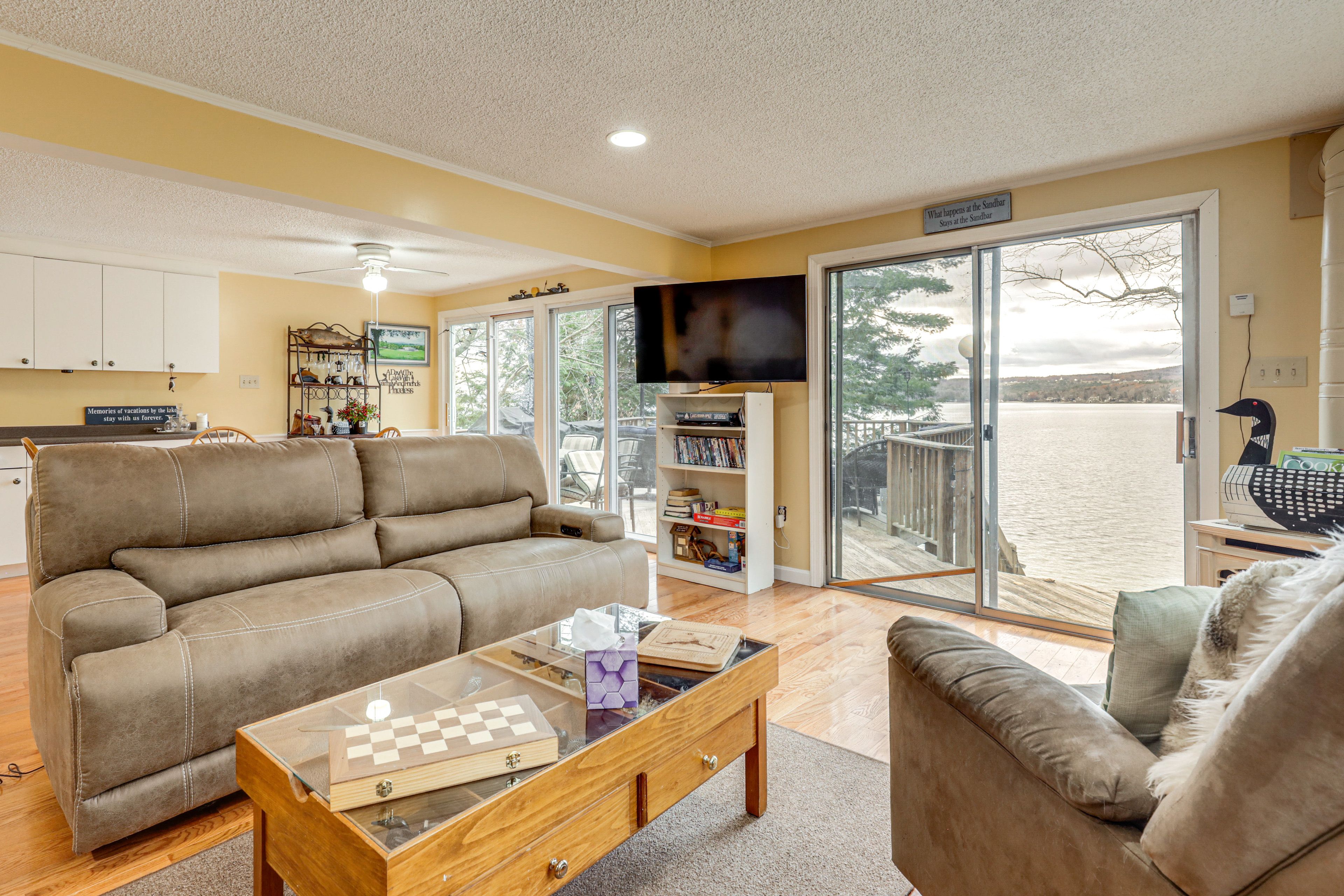 Living Room | Free WiFi | Smart TV