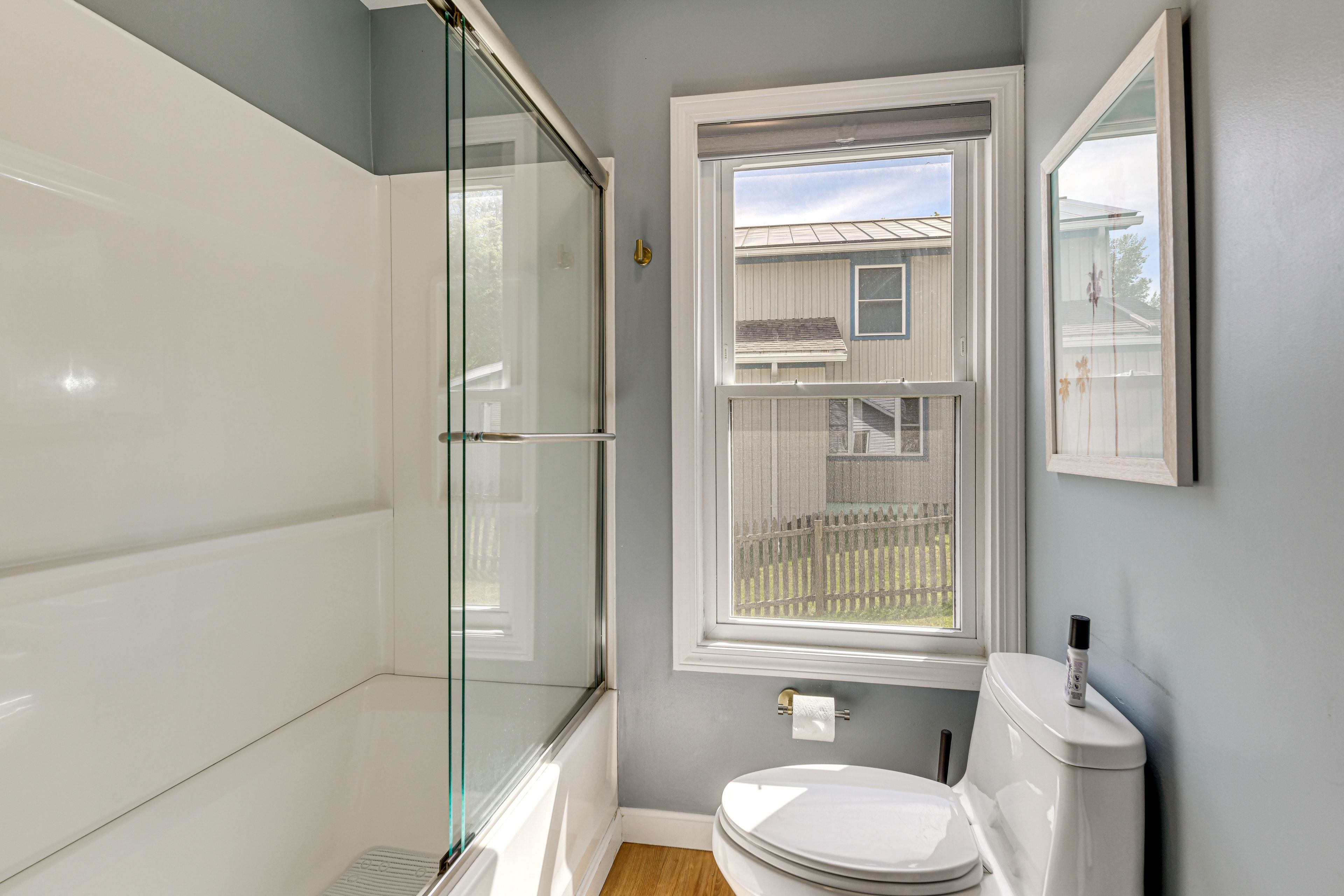 Full Bathroom | Main Level | Complimentary Toiletries