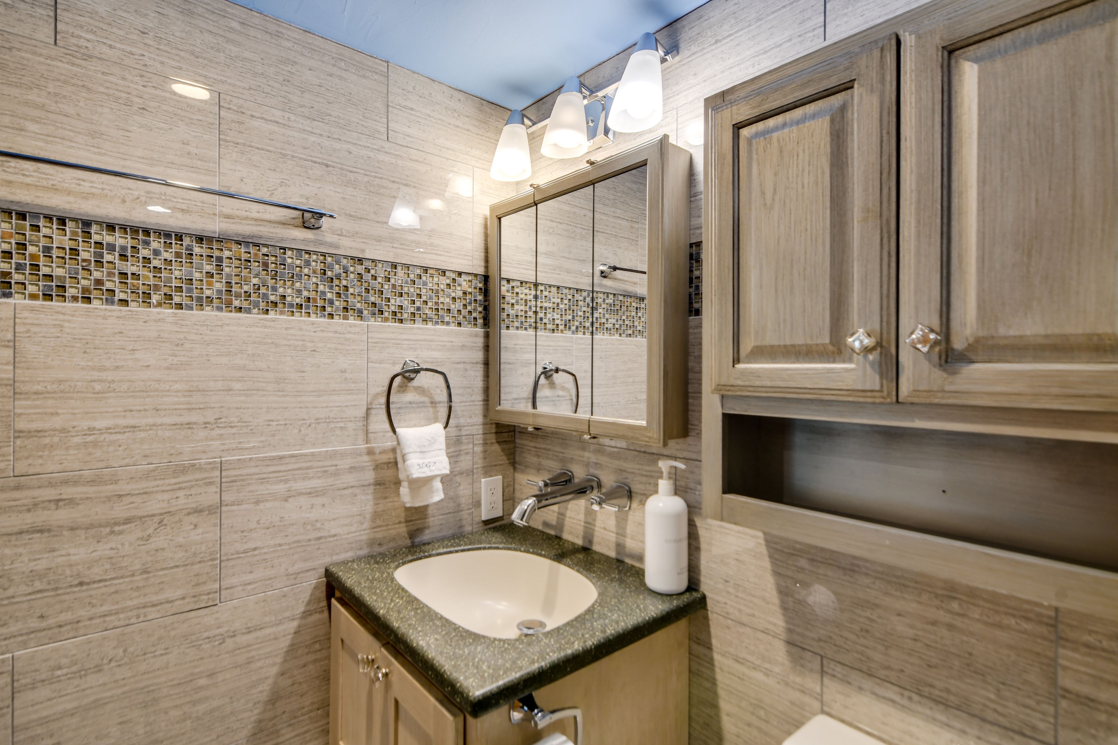 Full Bathroom | Towels Provided