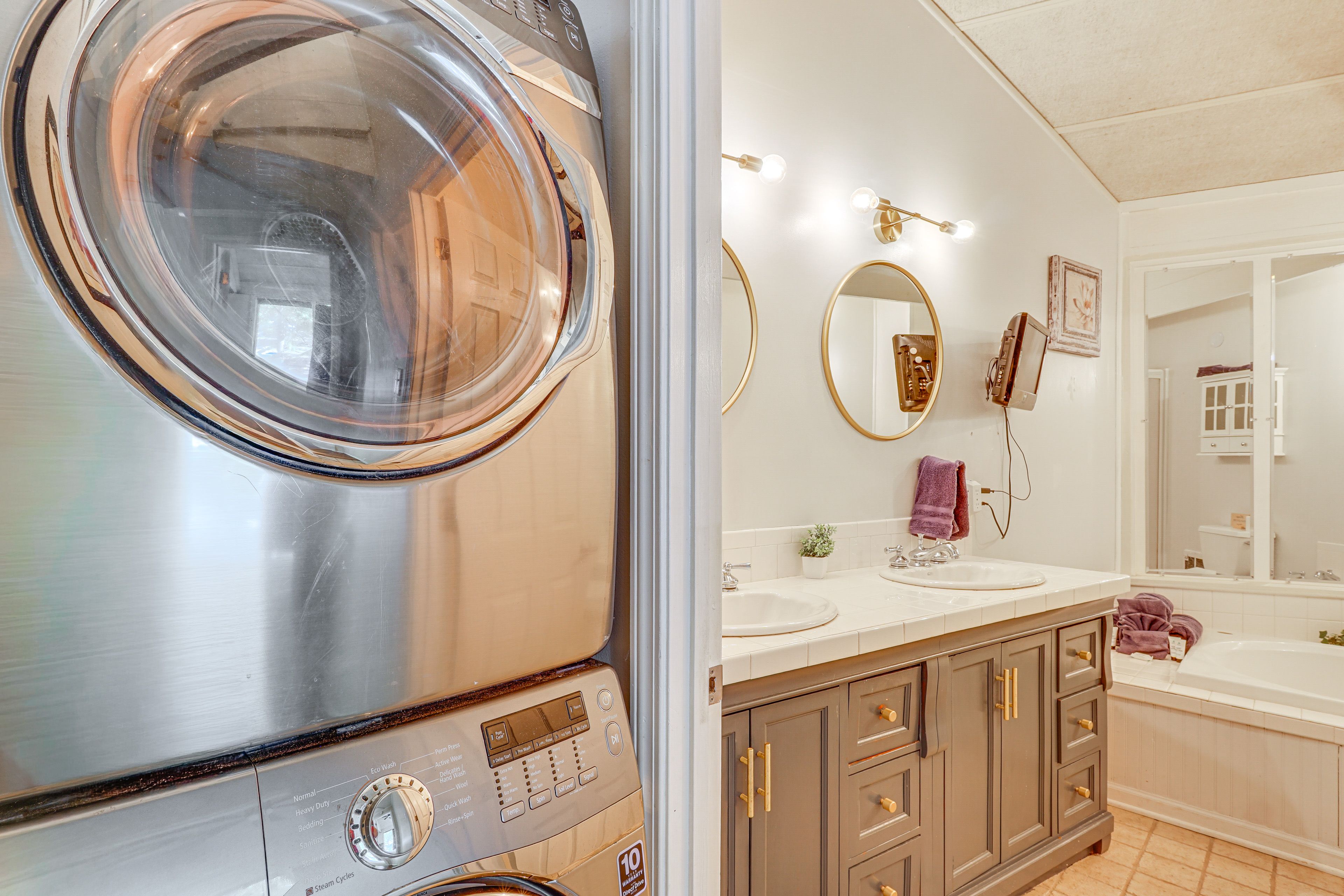 Full Bath | Washer & Dryer
