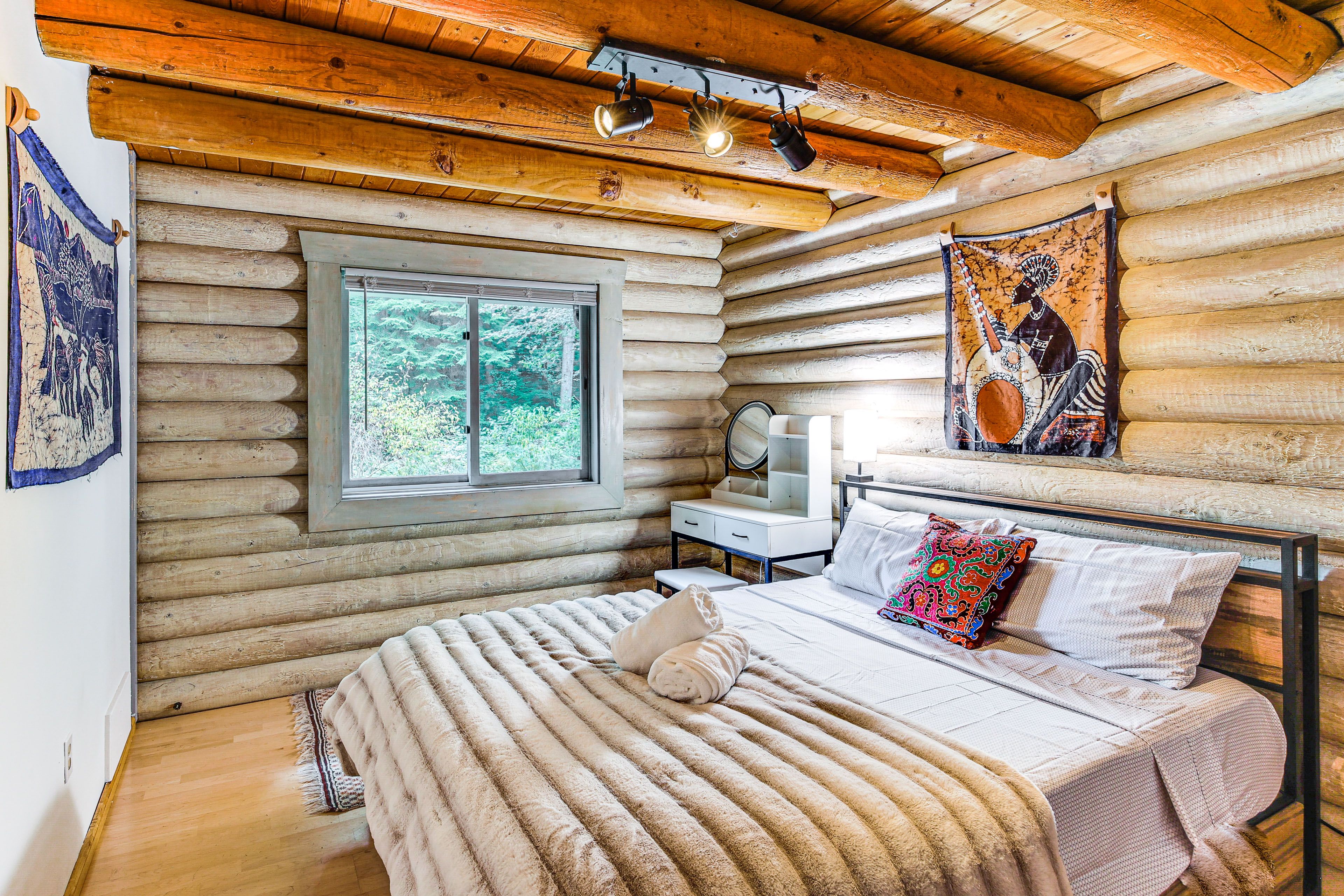 Bedroom 1 | 1st Floor | Queen Bed | Linens Provided