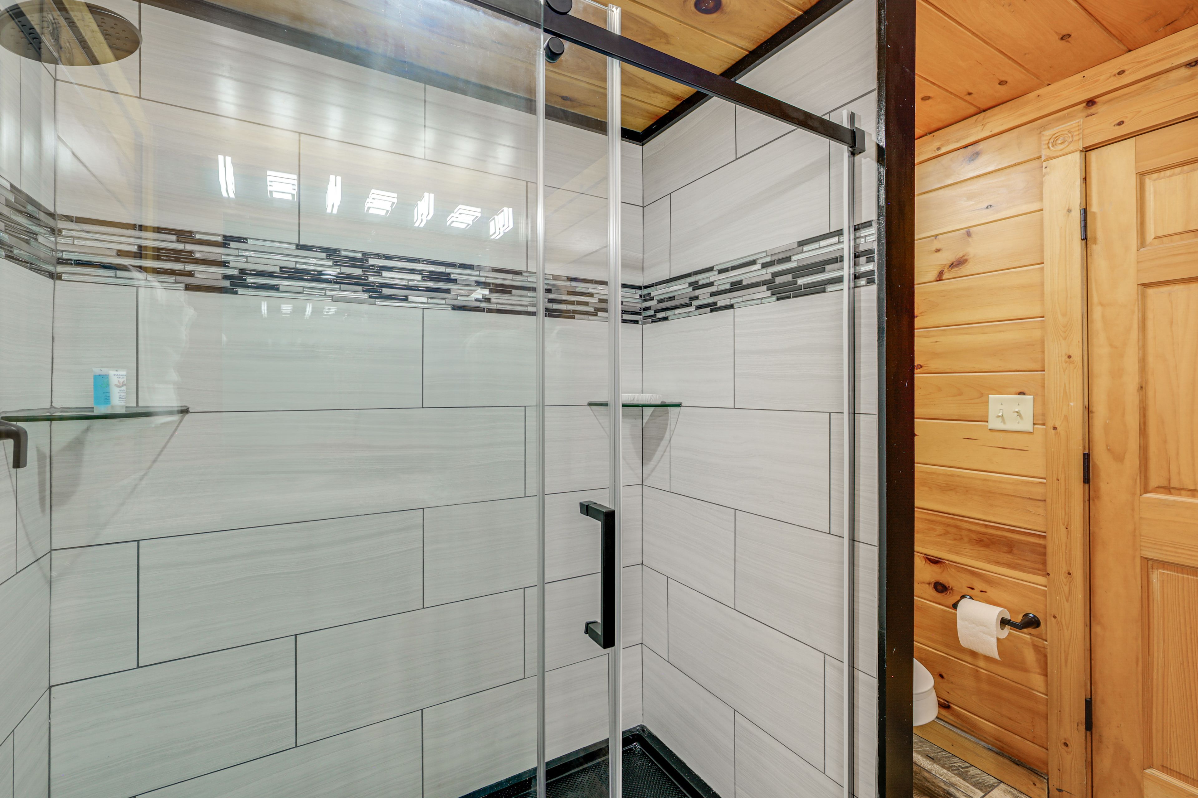 Full Bathroom | Towels Provided