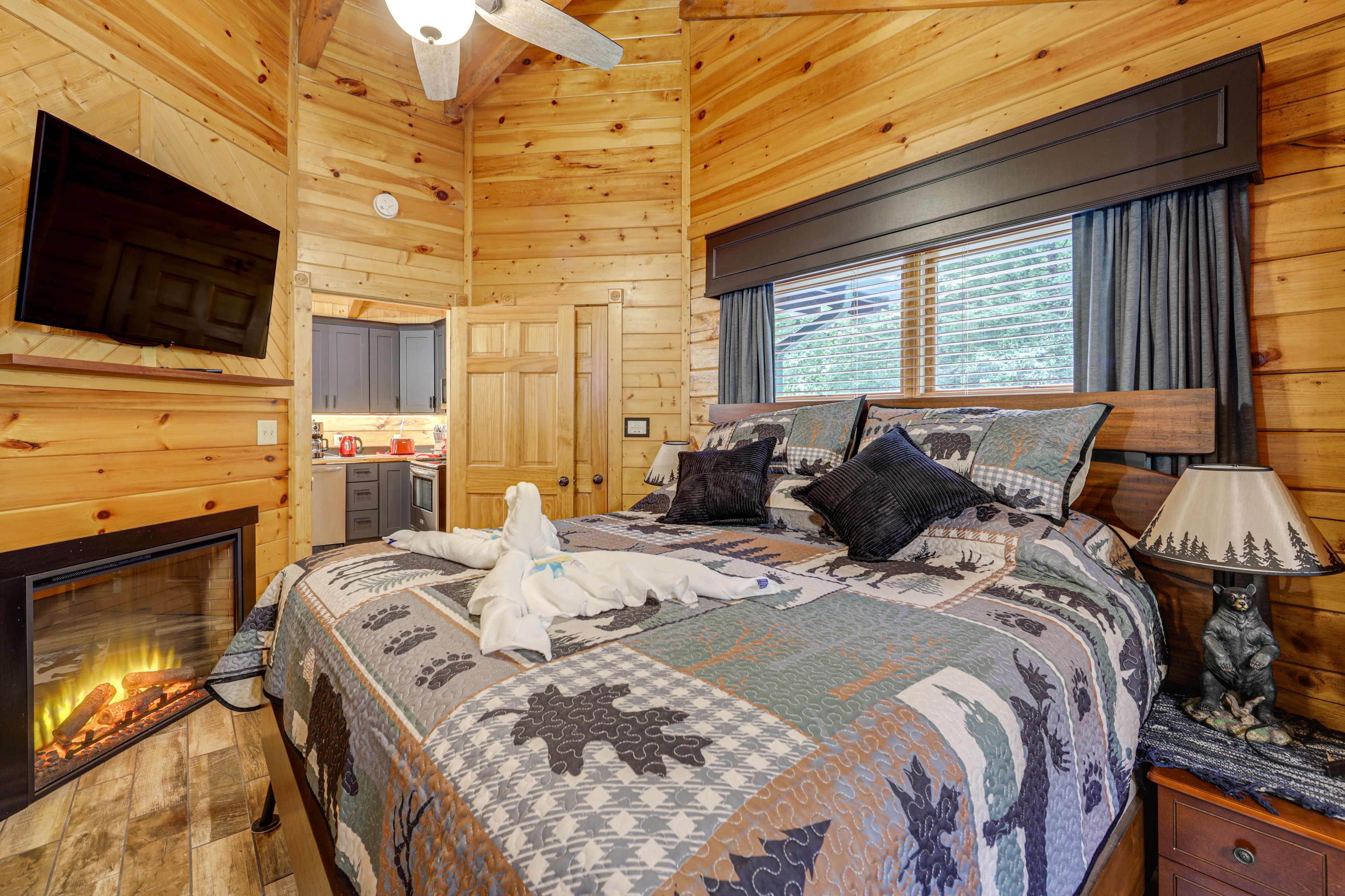 Bedroom | King Bed | Linens Provided
