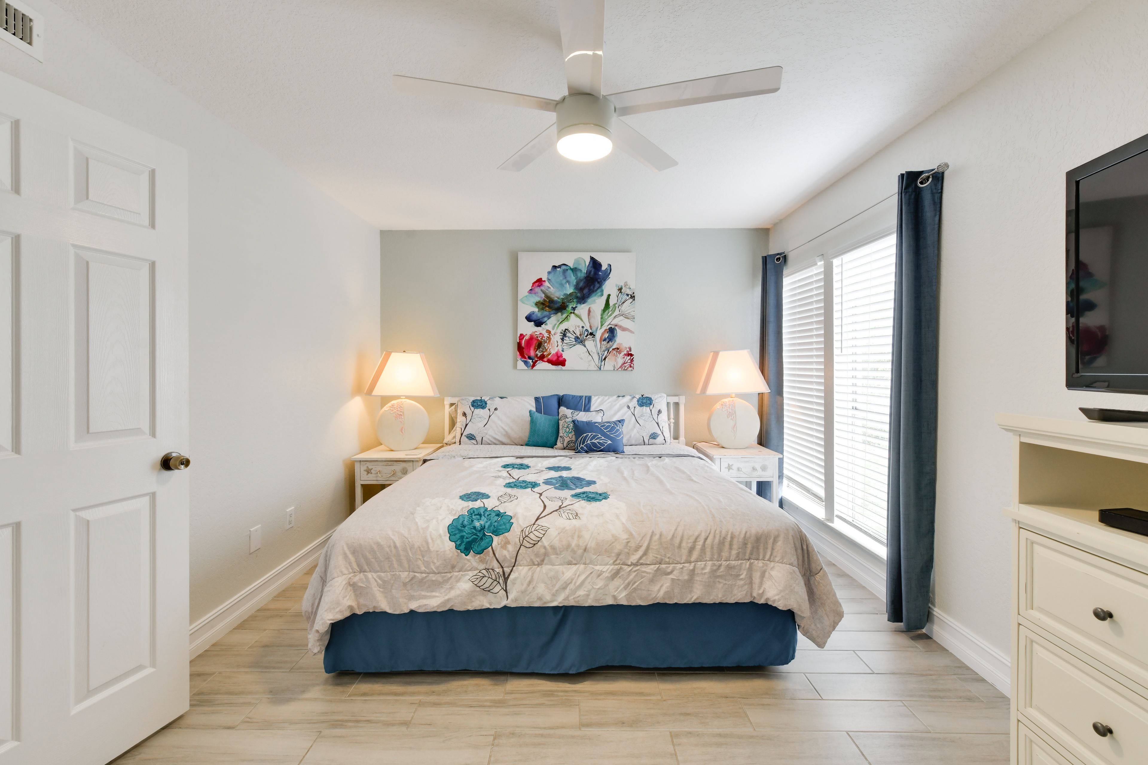 Bedroom | King Bed | Linens Provided