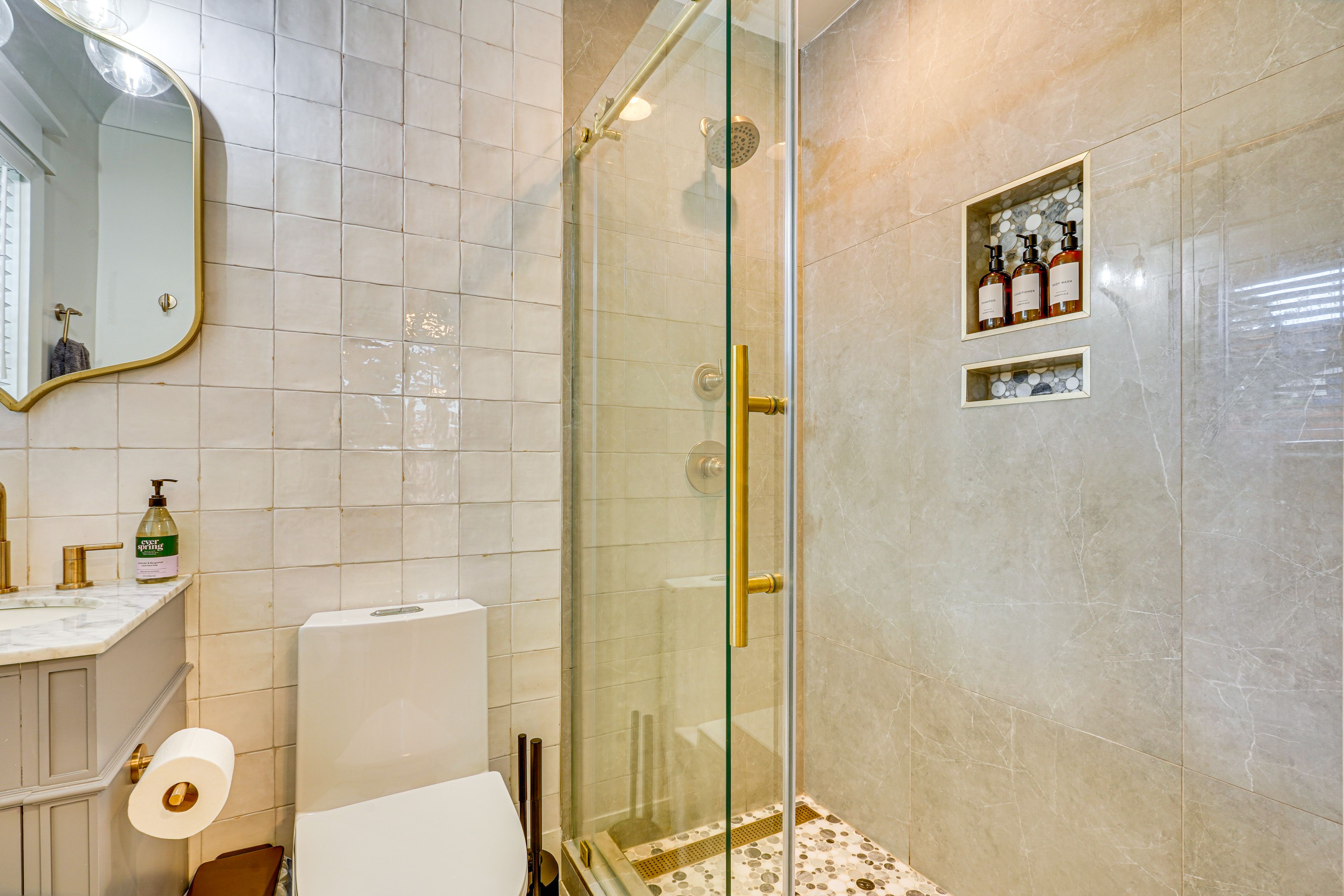 Full Bathroom | Towels Provided