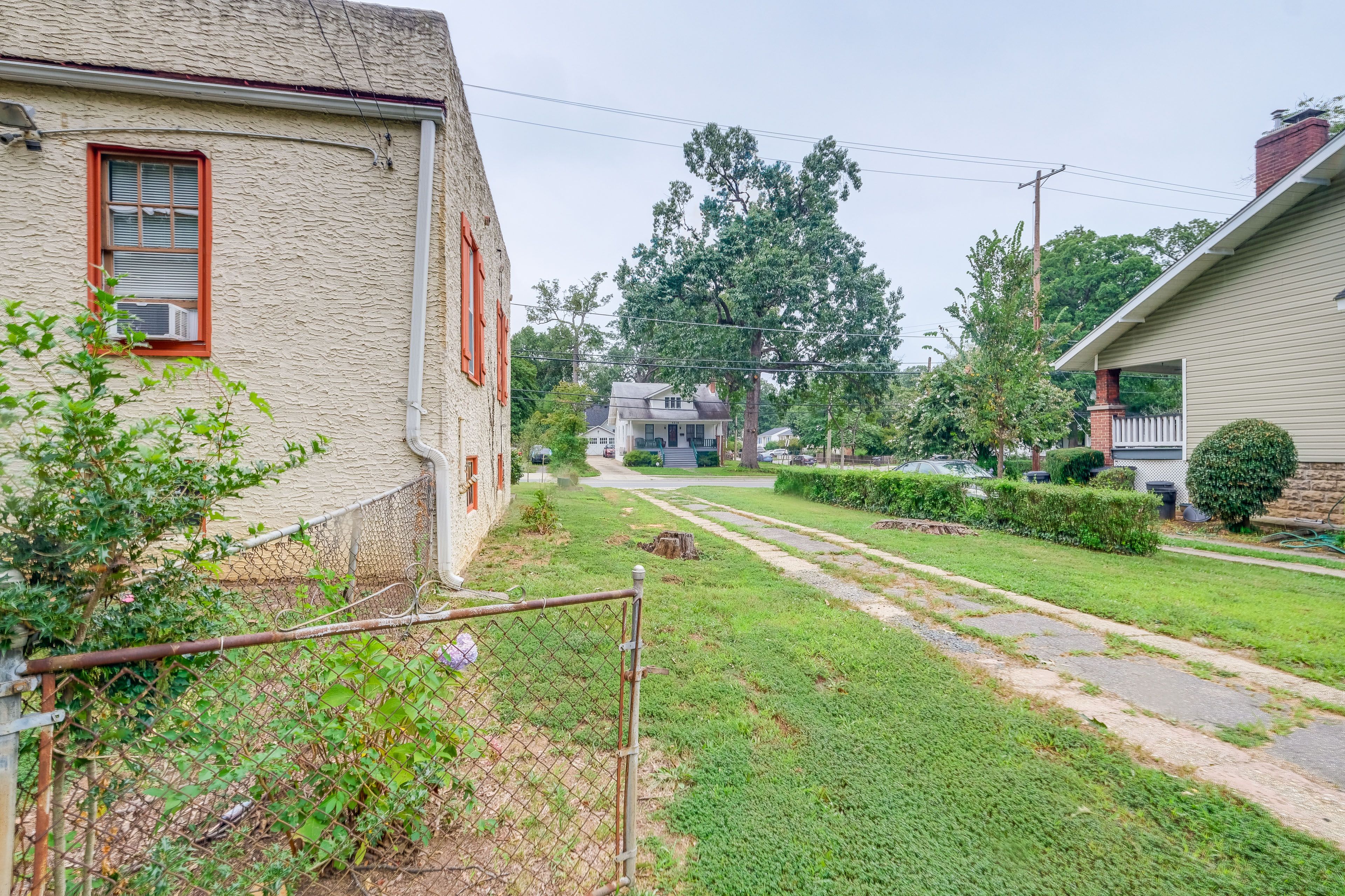 Exterior | Driveway (4 Vehicles)