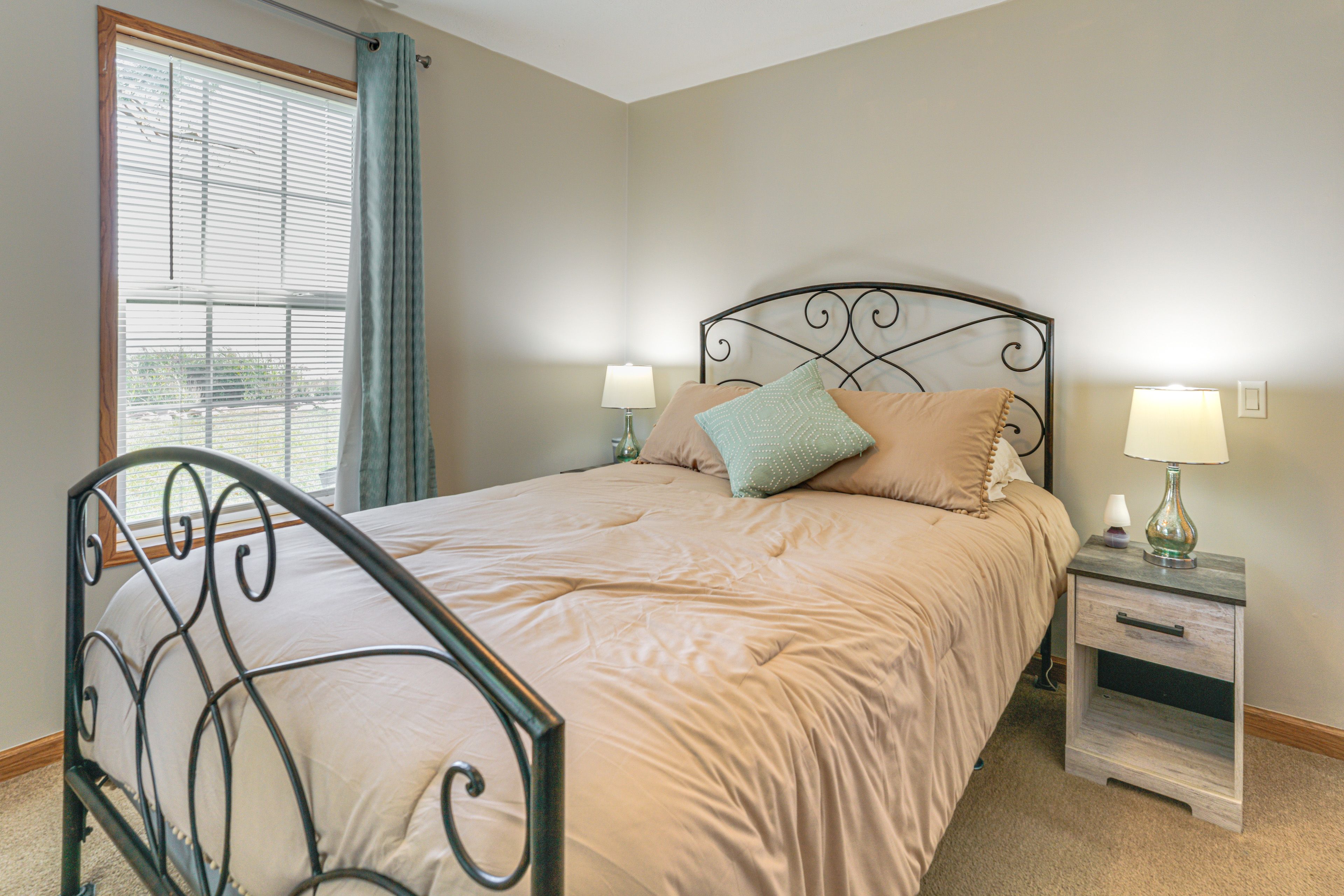 Bedroom 2 | Queen Bed