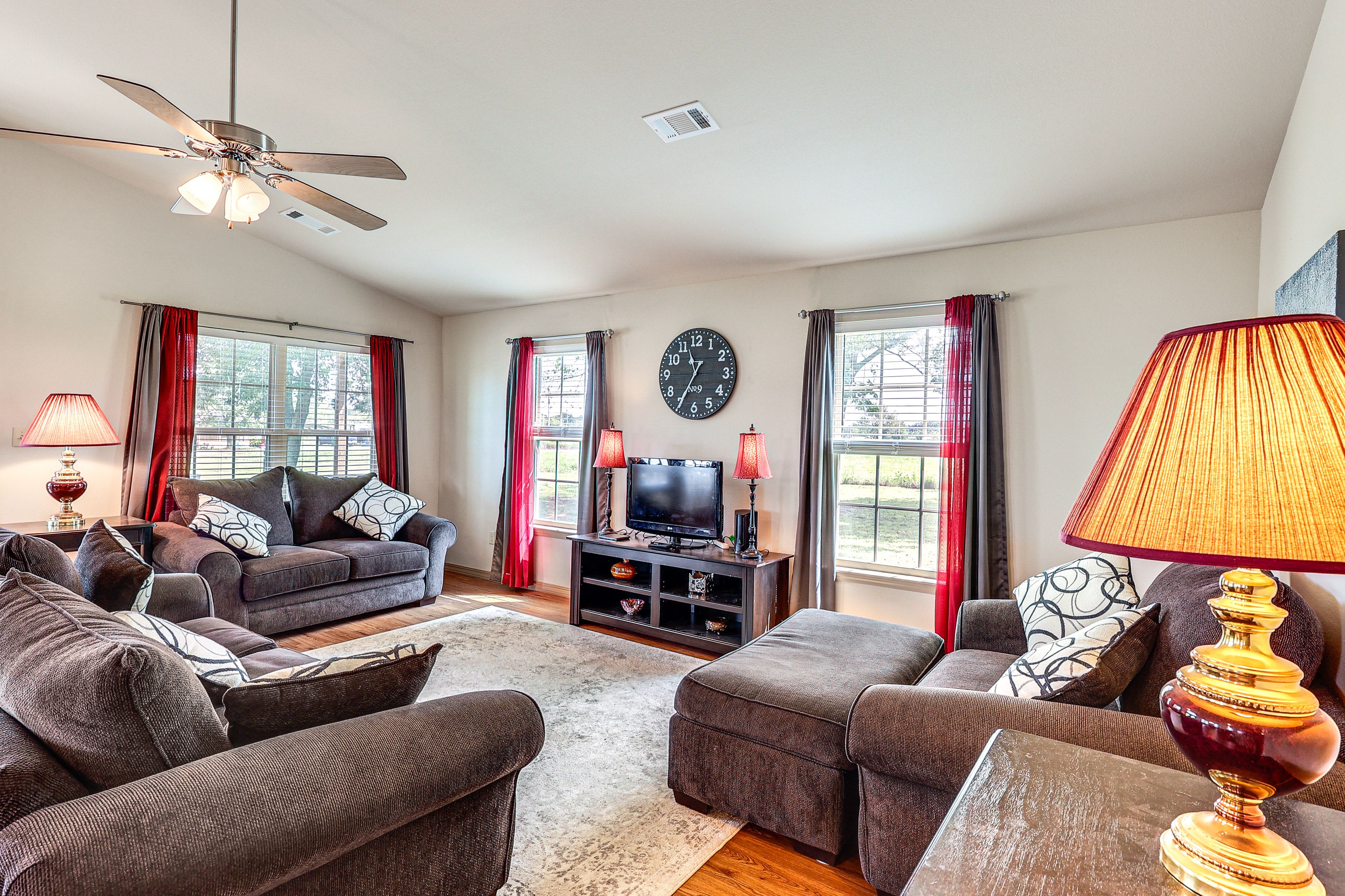 Living Room | Queen Sleeper Sofa | Flat-Screen TV | Central A/C & Heating