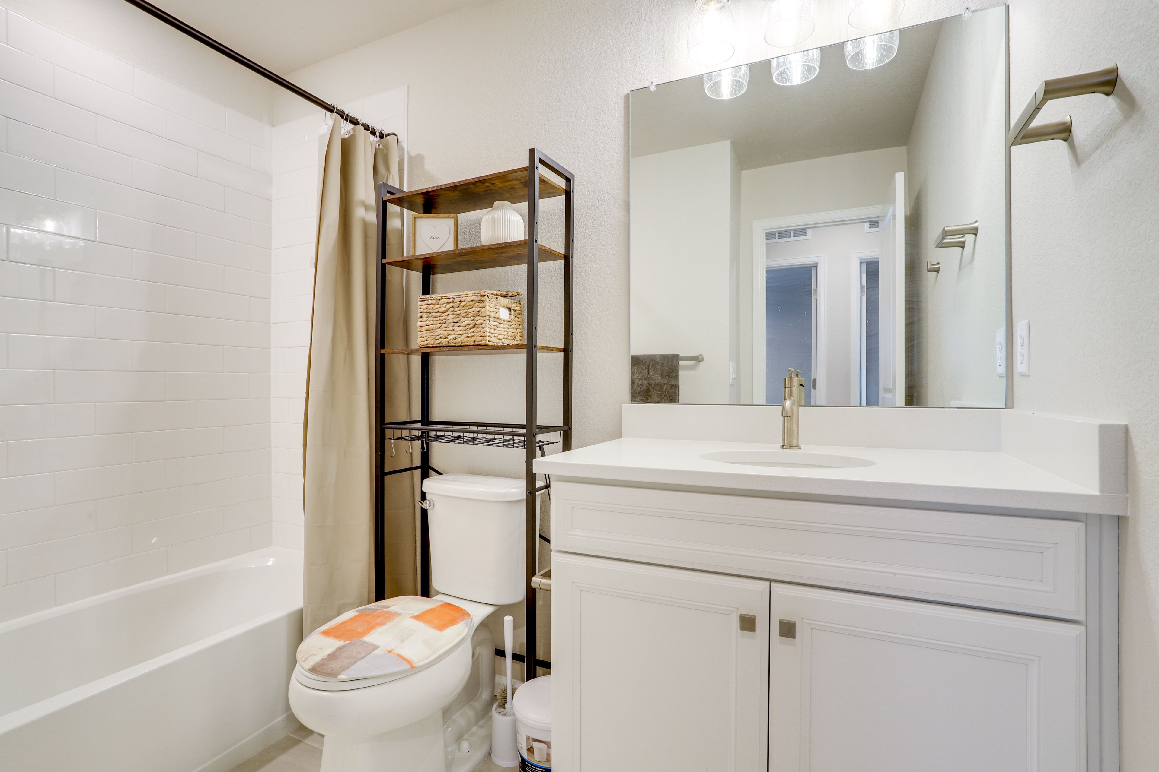 Full Bathroom | 2nd Floor