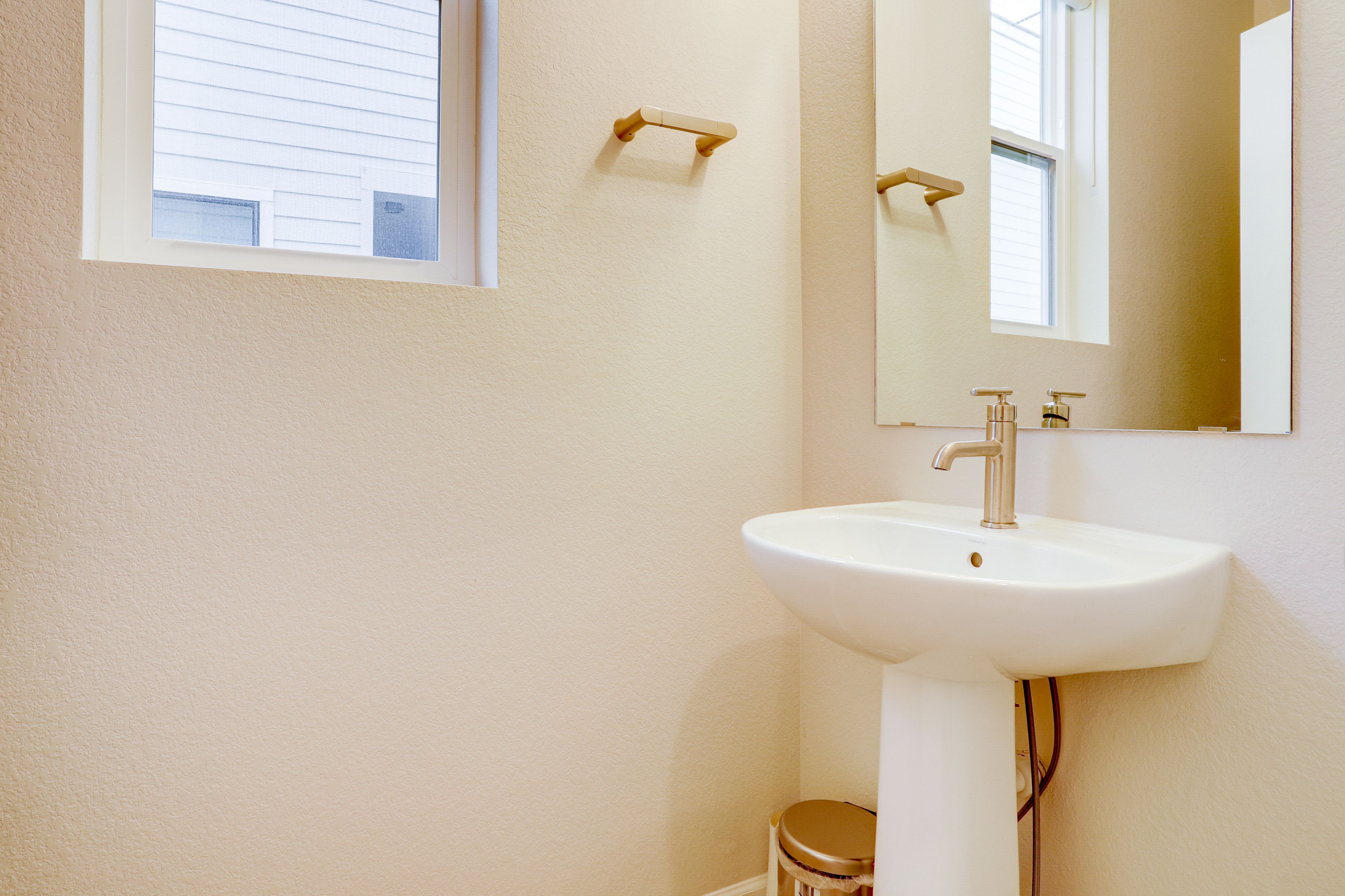 Half Bathroom | 1st Floor | Towels Provided