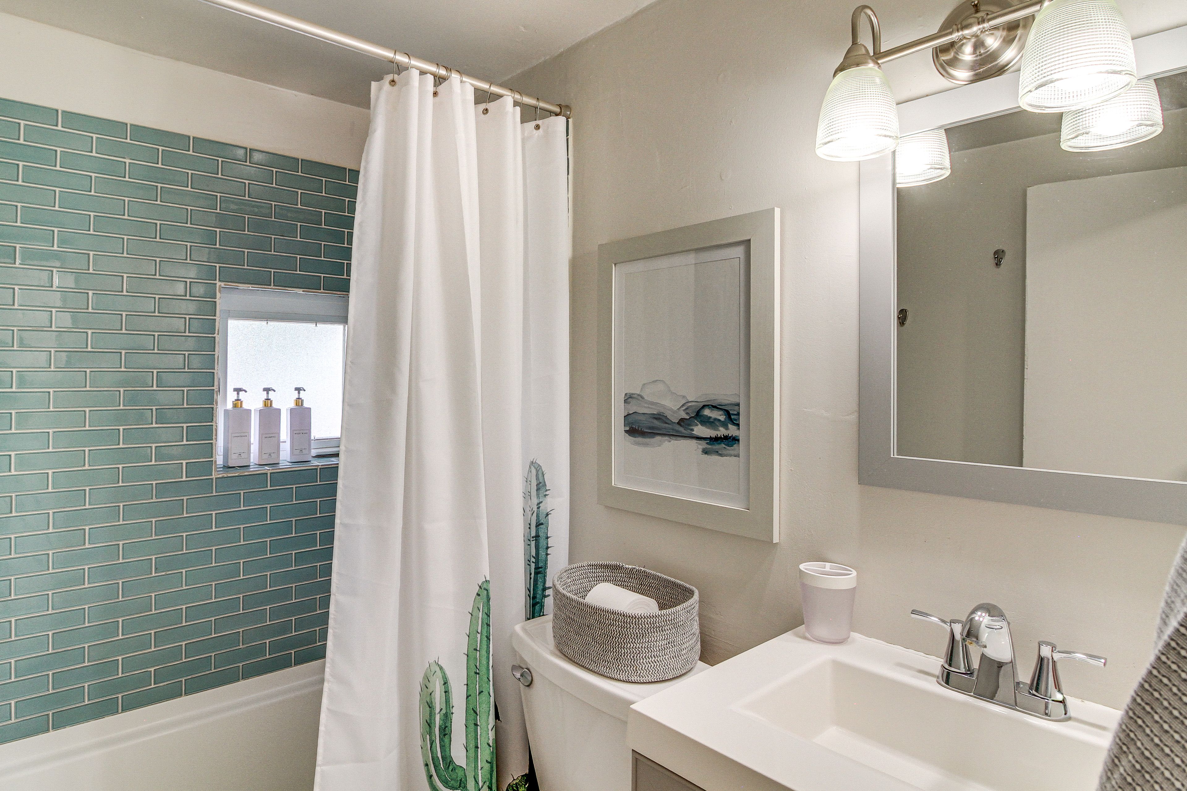Full Bathroom | Towels Provided