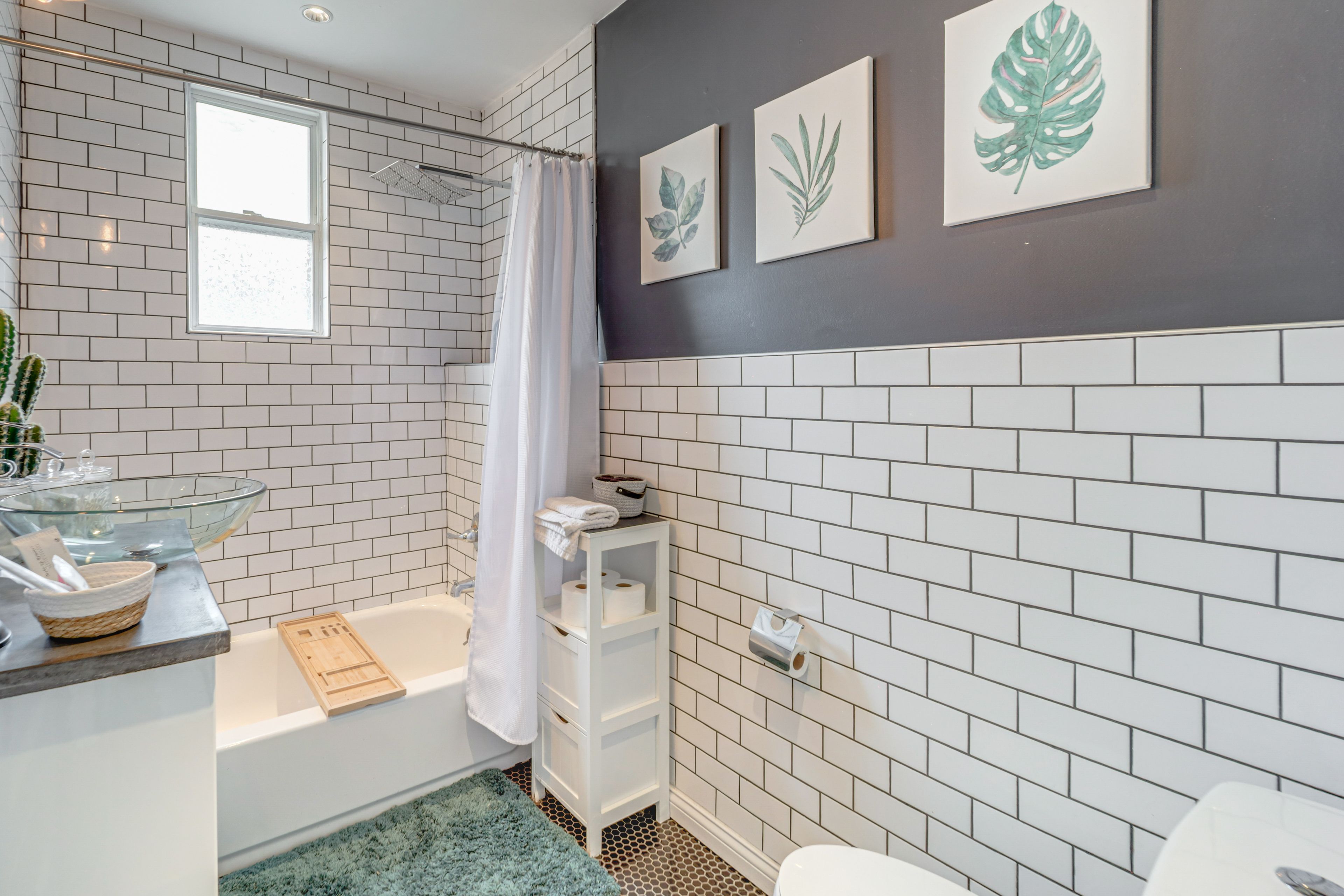 Full Bathroom | 1st Floor | Towels Provided