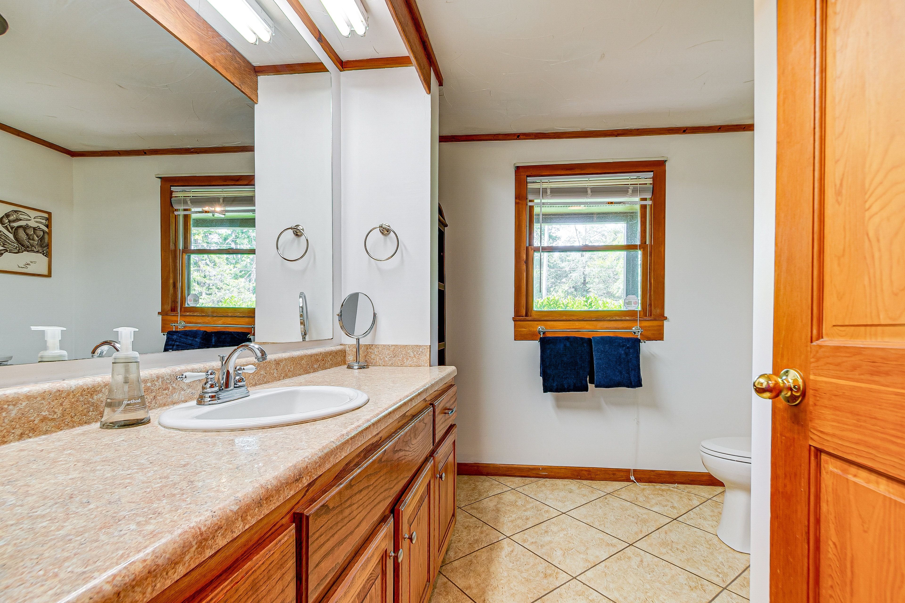 Full Bathroom | 1st Floor | Complimentary Toiletries