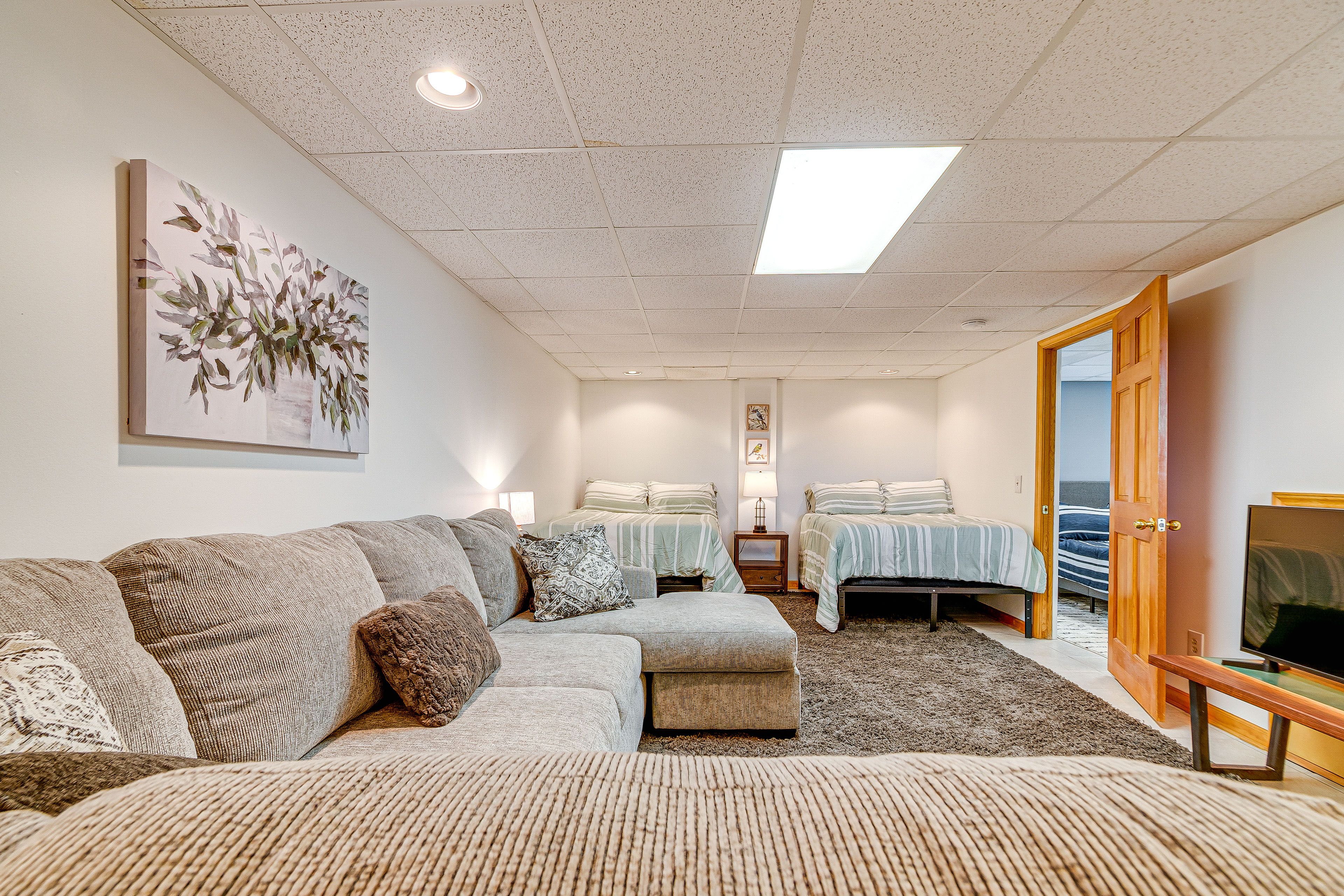 Living Room | Basement | 2 Queen Beds