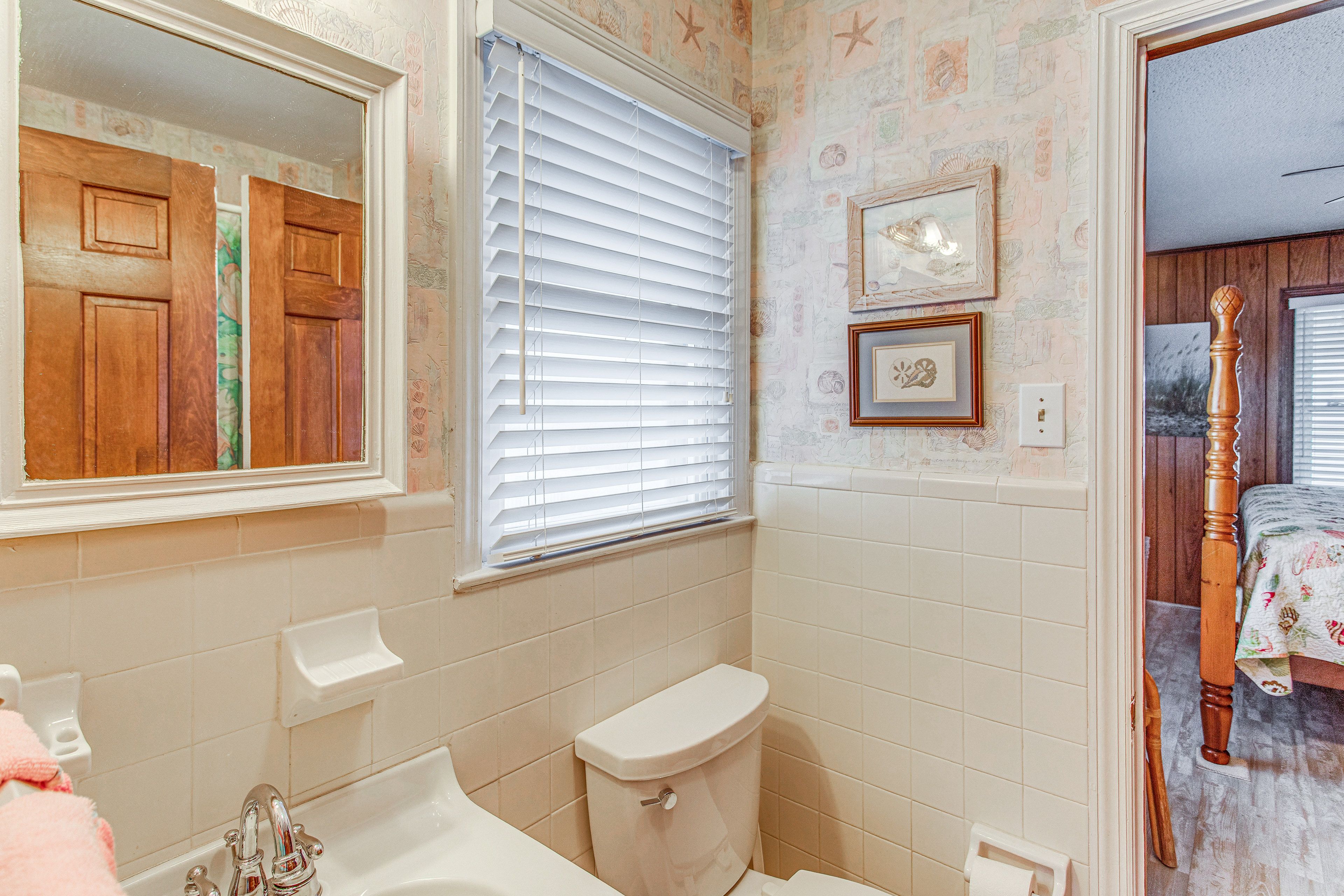 Full Bathroom | Towels Provided