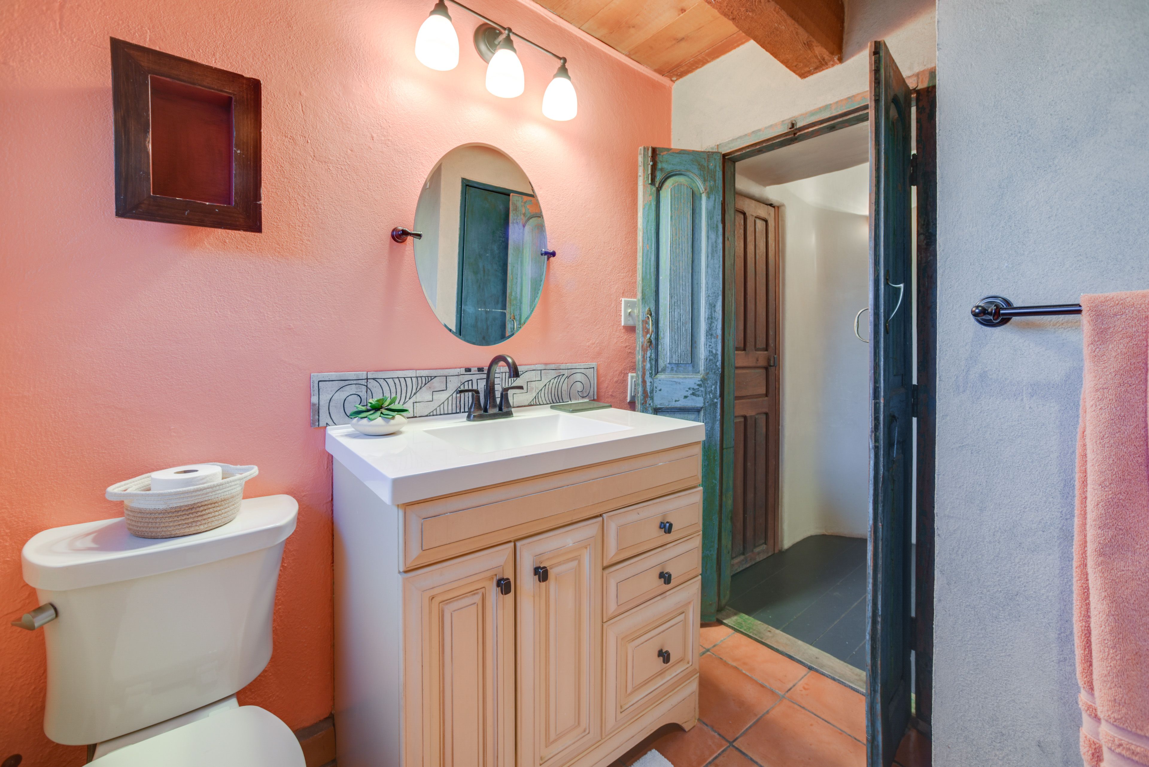 Full Bathroom | Towels Provided