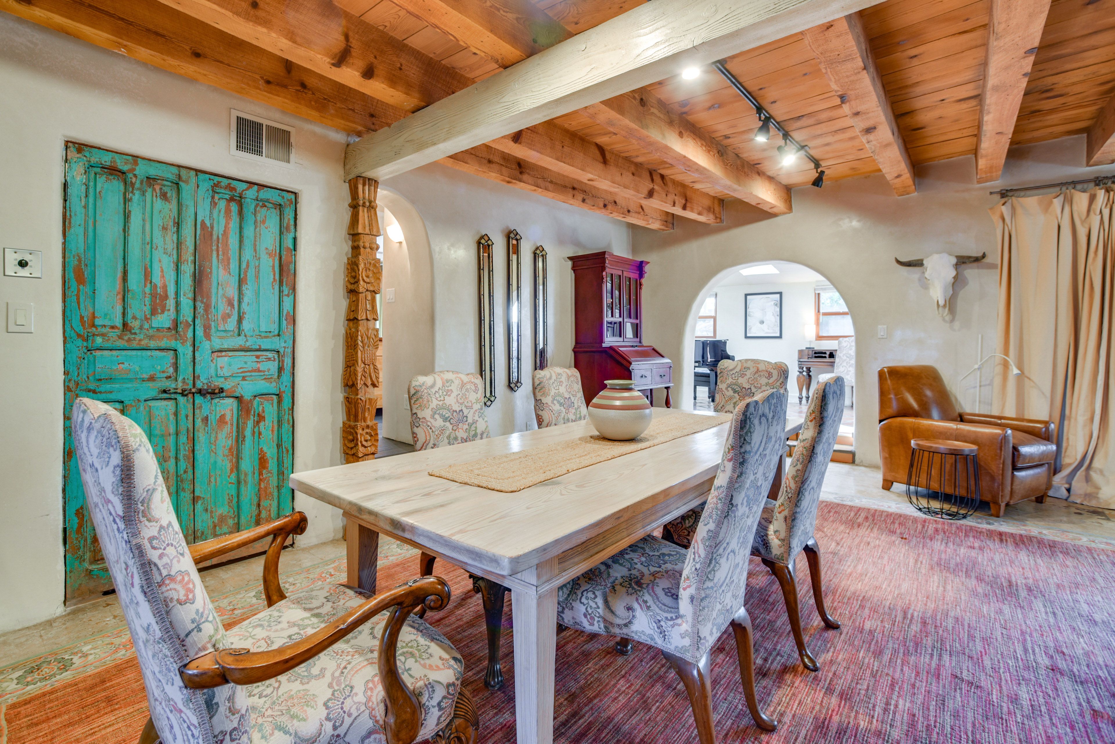 Dining Area | Dishware & Flatware Provided