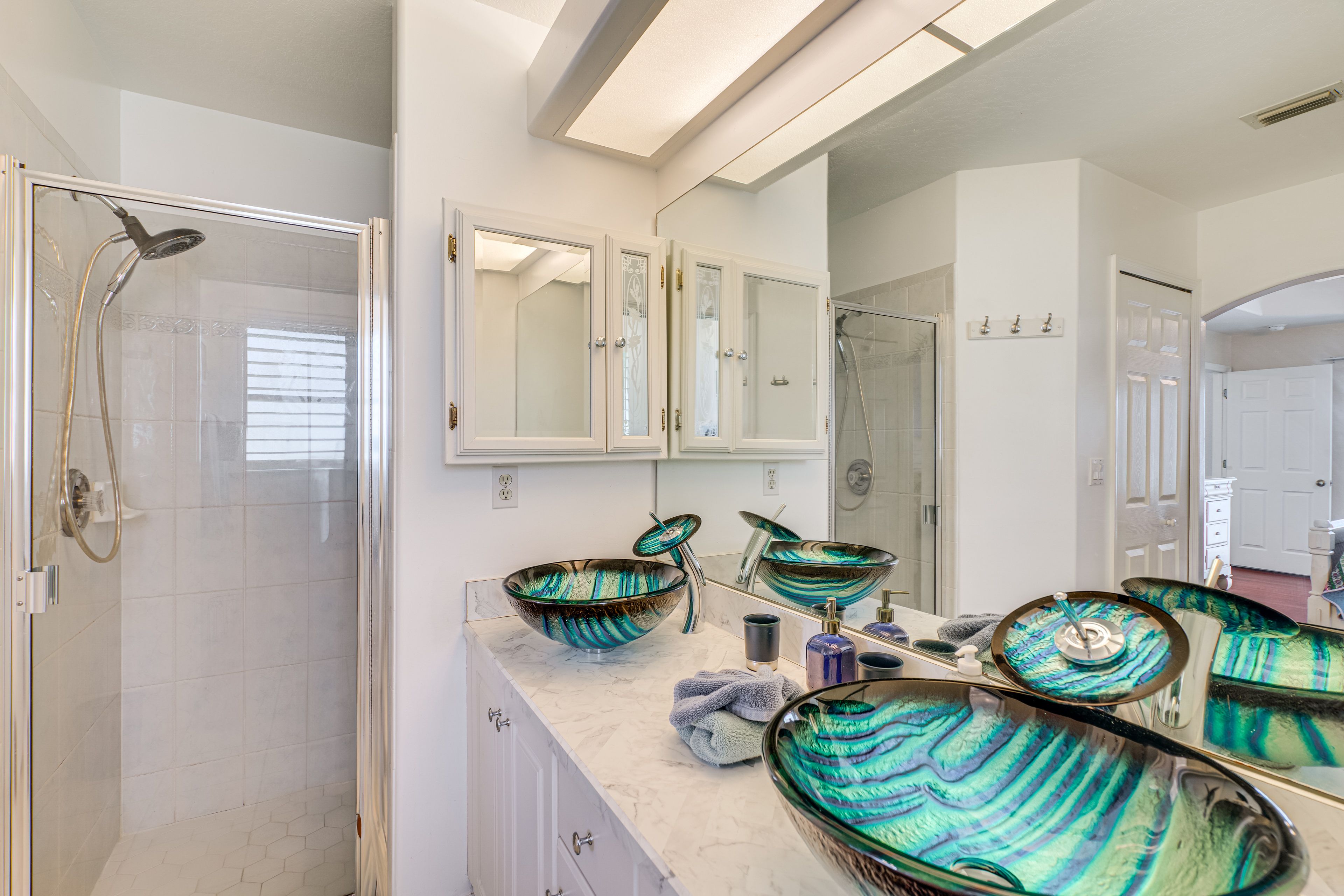 Full Bathroom | Towels Provided