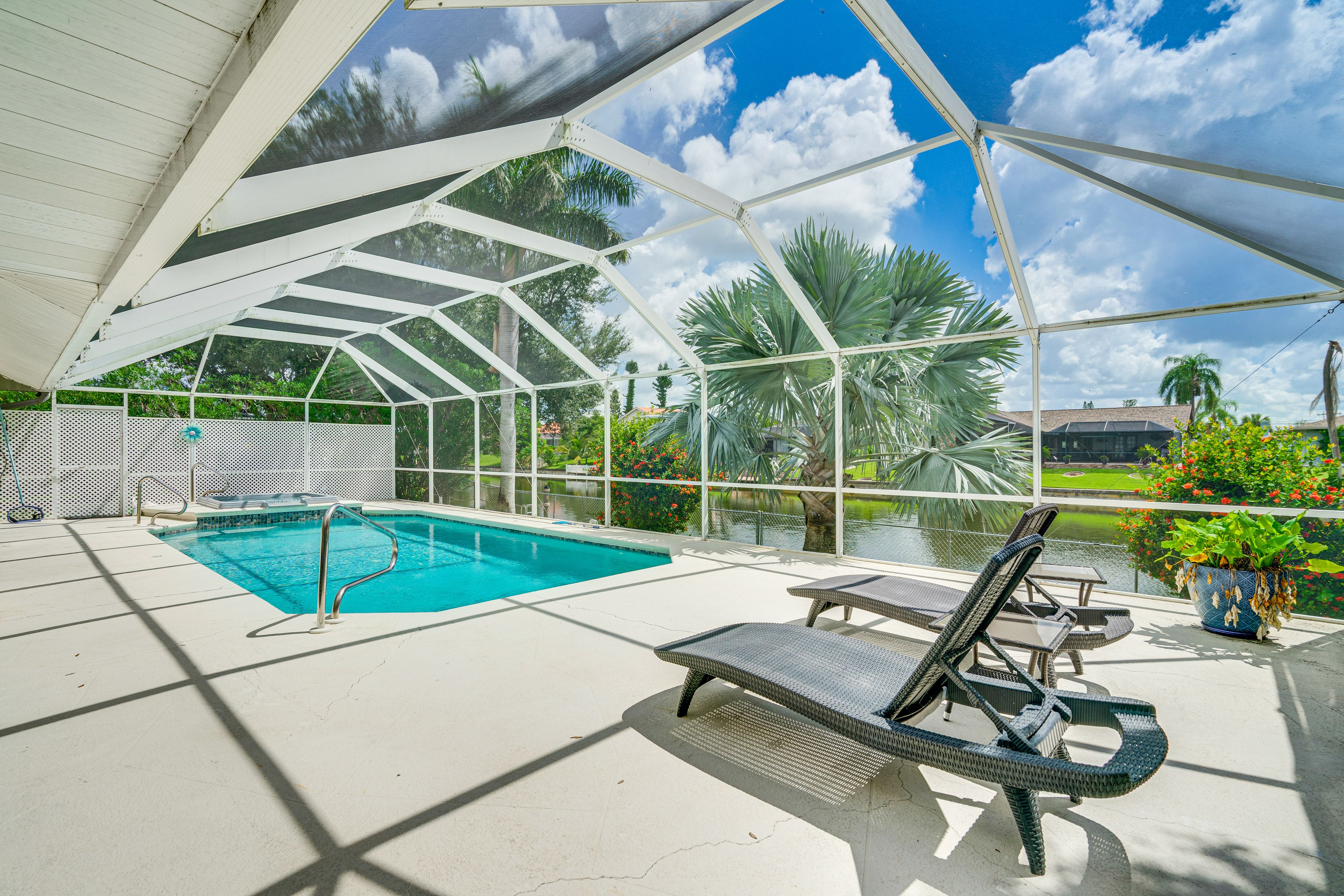 Screened Lanai w/ Pool