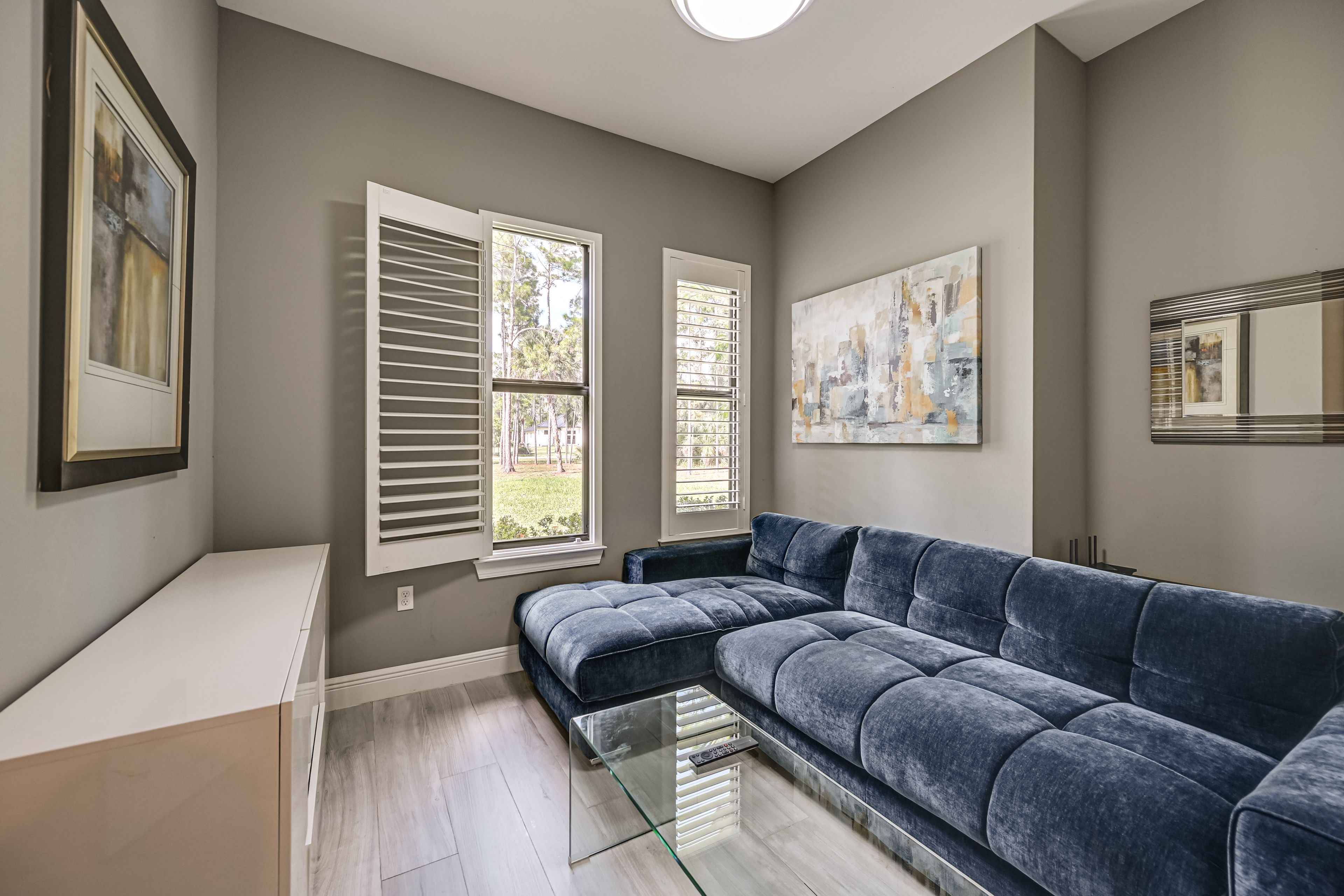 Office | Desk Workspace | Seating | Free WiFi