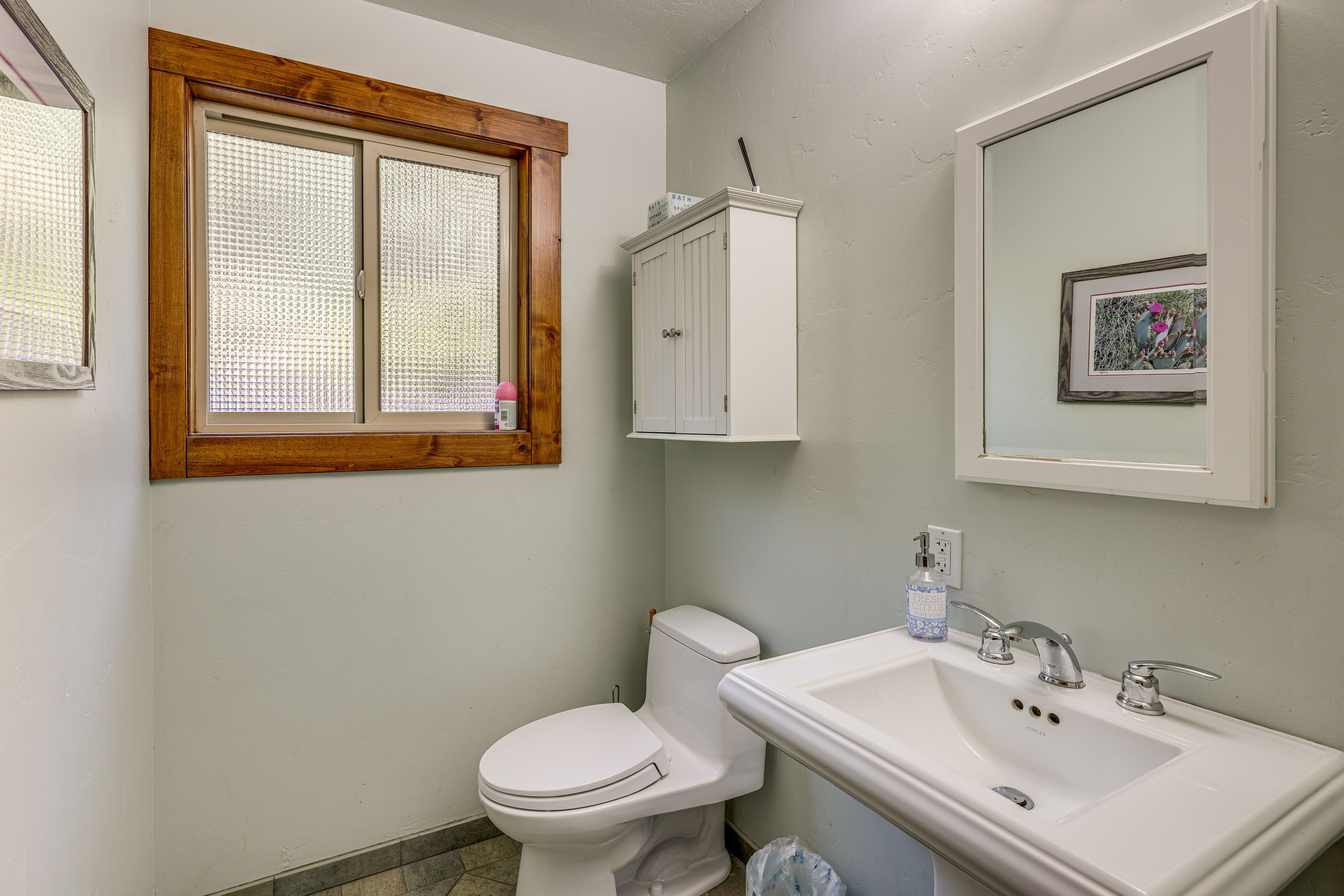 Half Bathroom | 1st Floor | Towels Provided