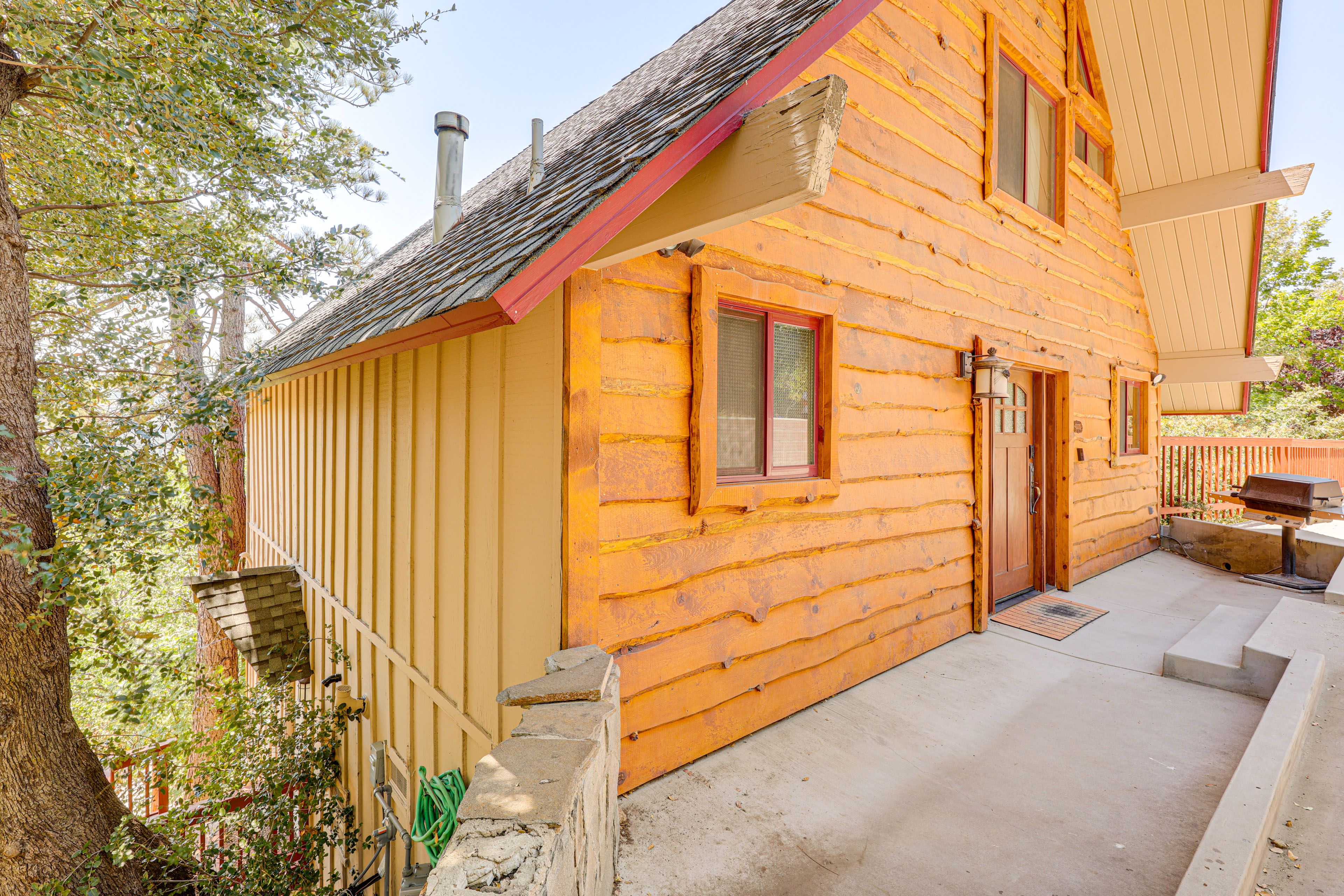 Cabin Exterior | Parking | Driveway (3 Vehicles)