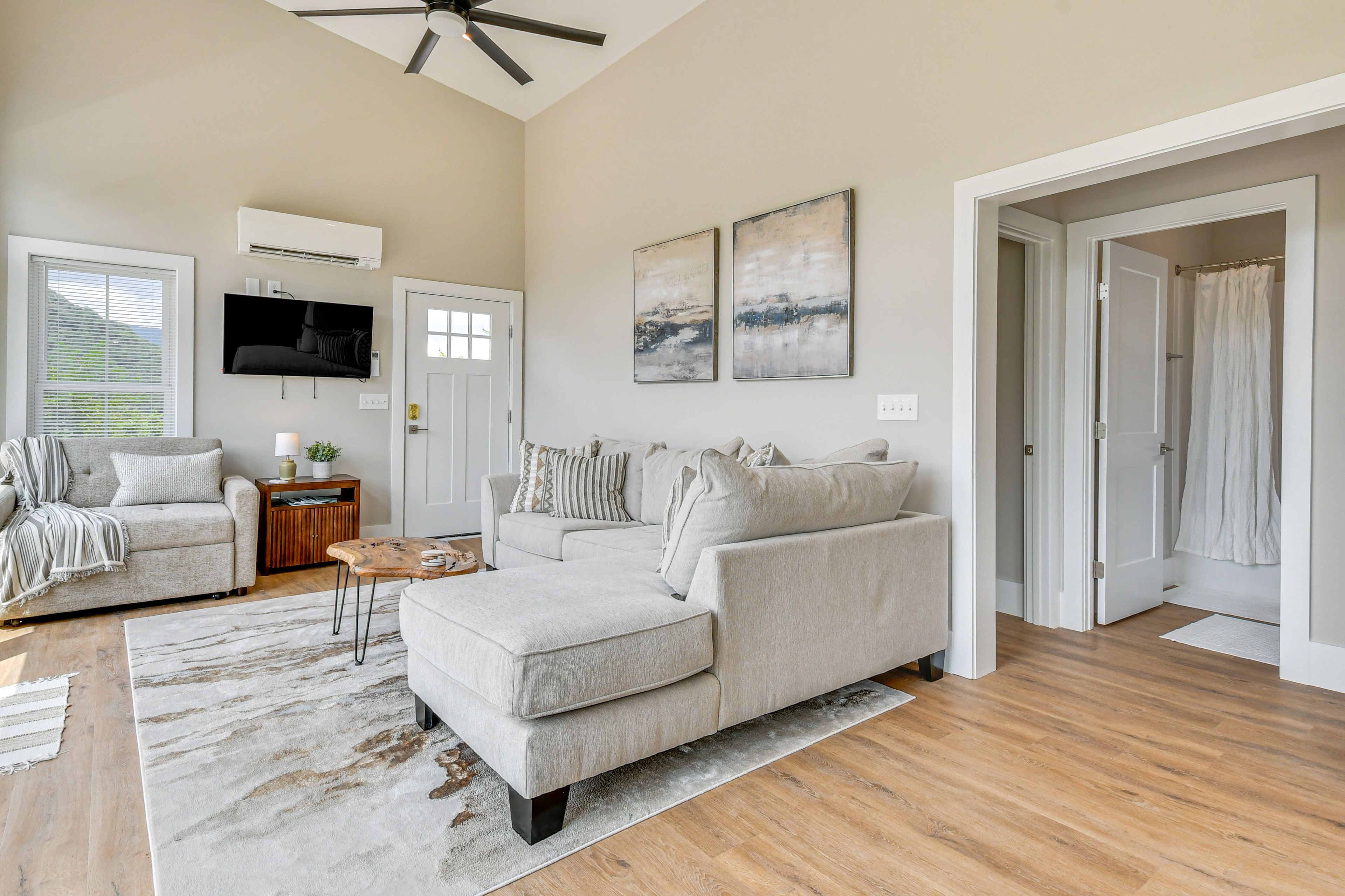 Living Room | Free WiFi | Smart TV | Twin Sleeper Sofa