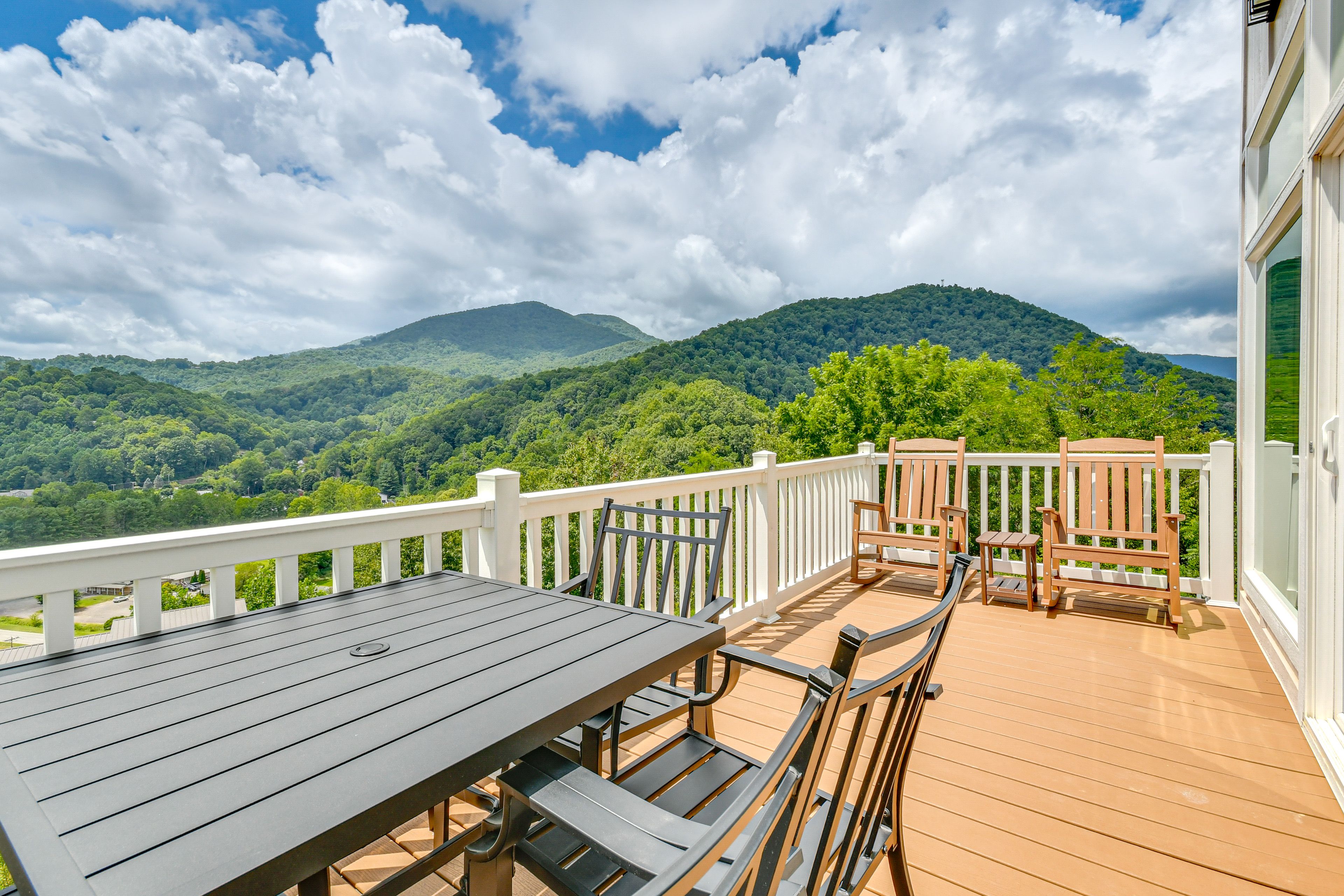 Private Deck | Mountain Views | Single-Story Apartment