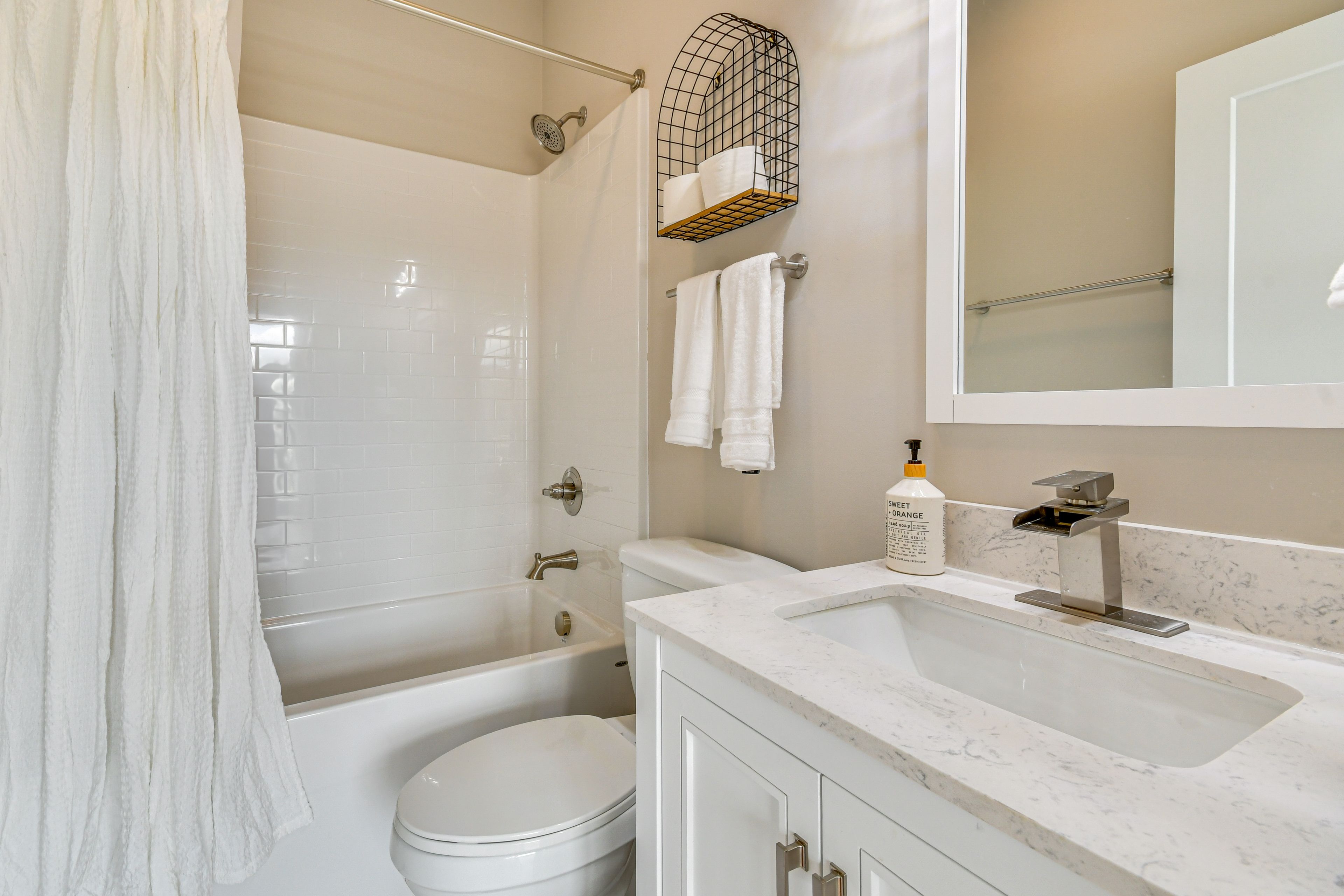 Full Bathroom | Towels Provided