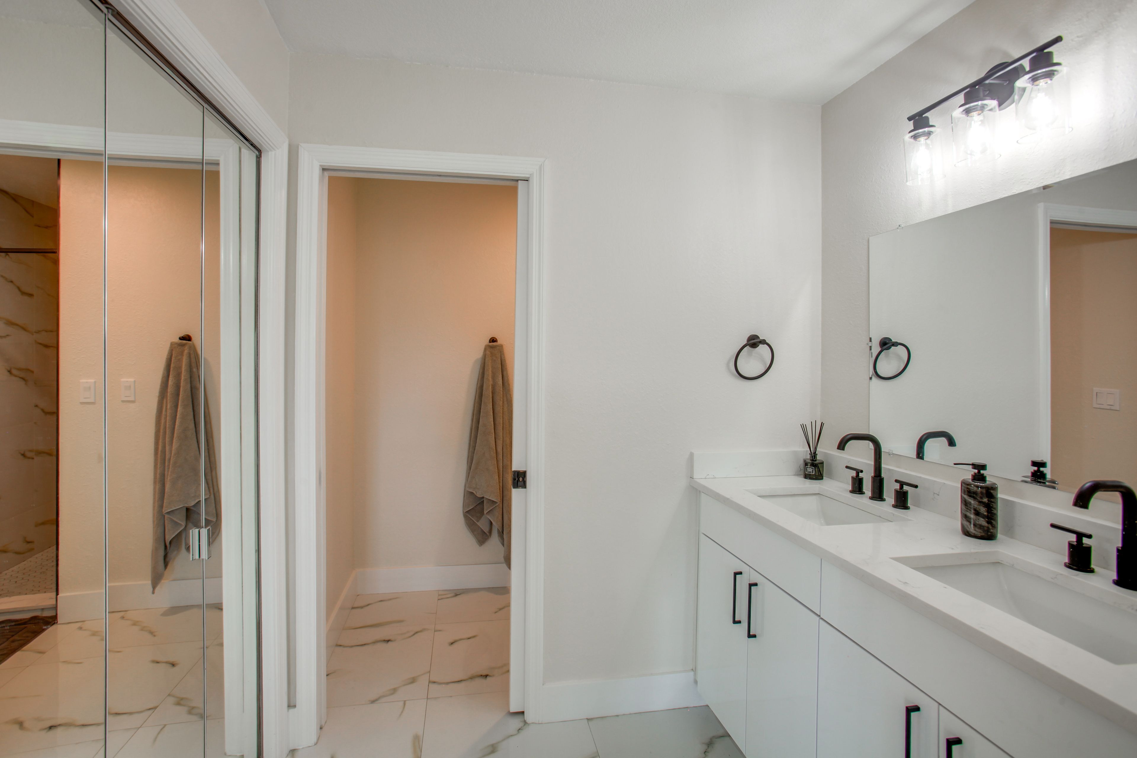 Full Bathroom | Complimentary Toiletries | Towels Provided