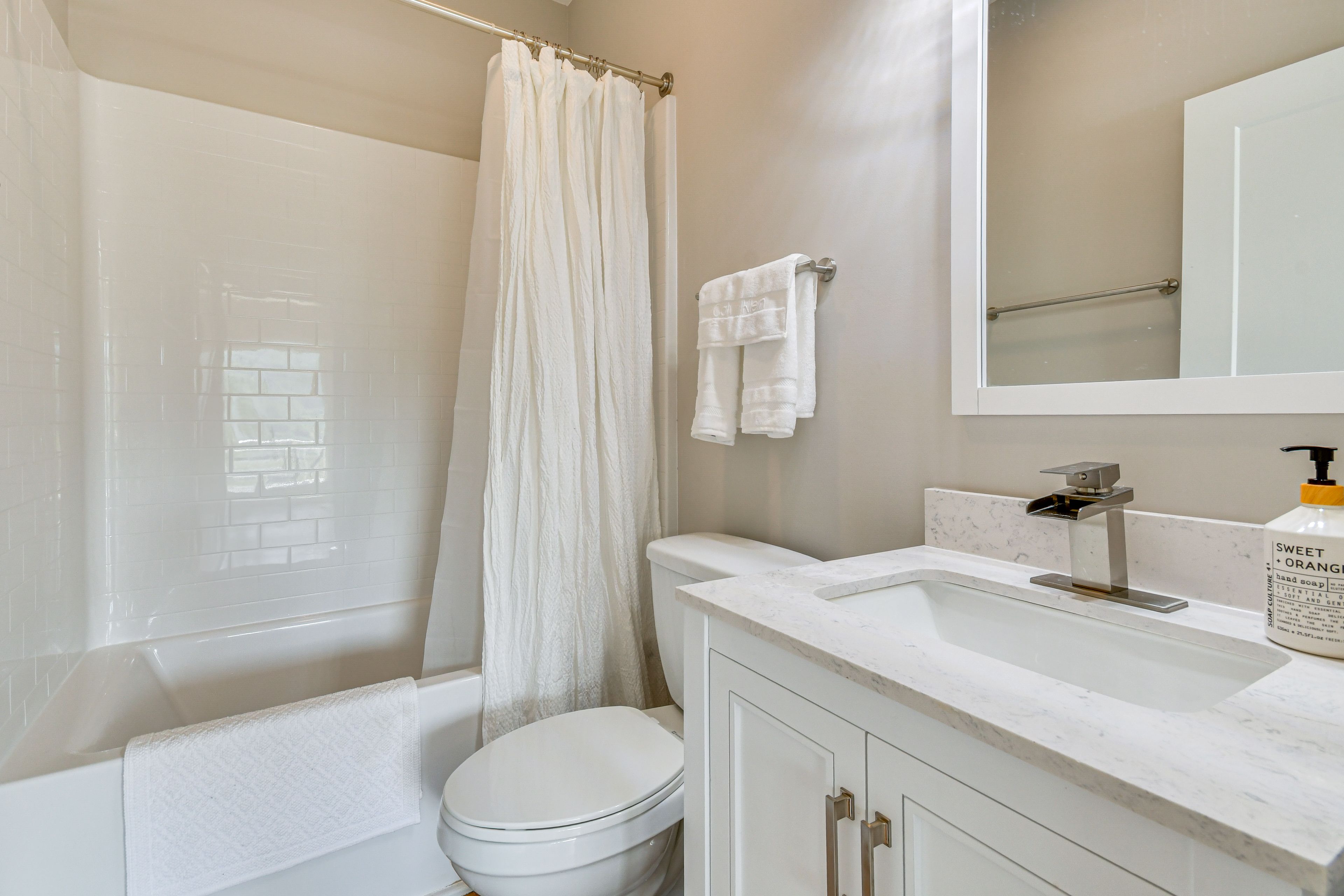 Full Bathroom | Towels Provided