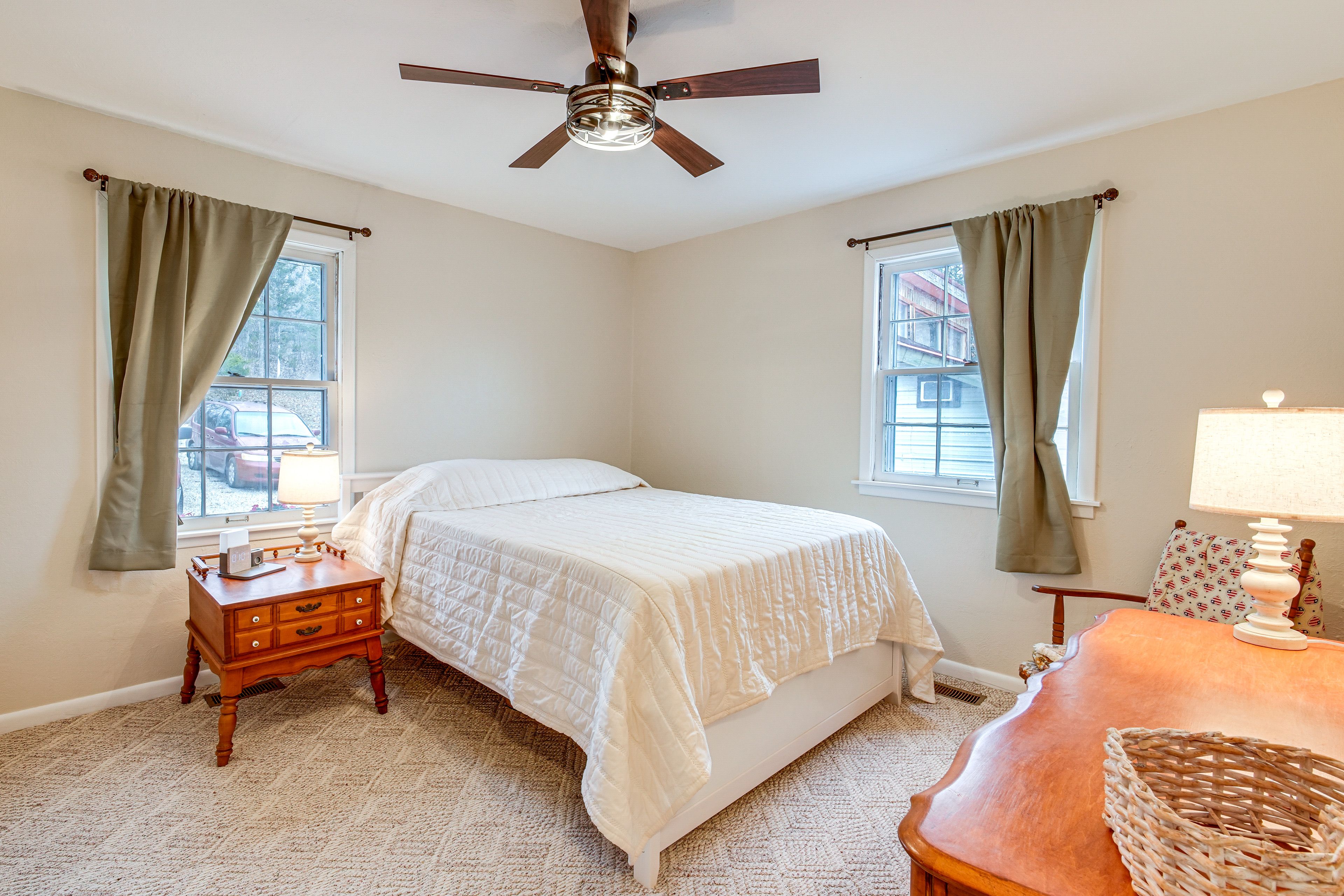 Bedroom 1 | Queen Bed | 1st Floor