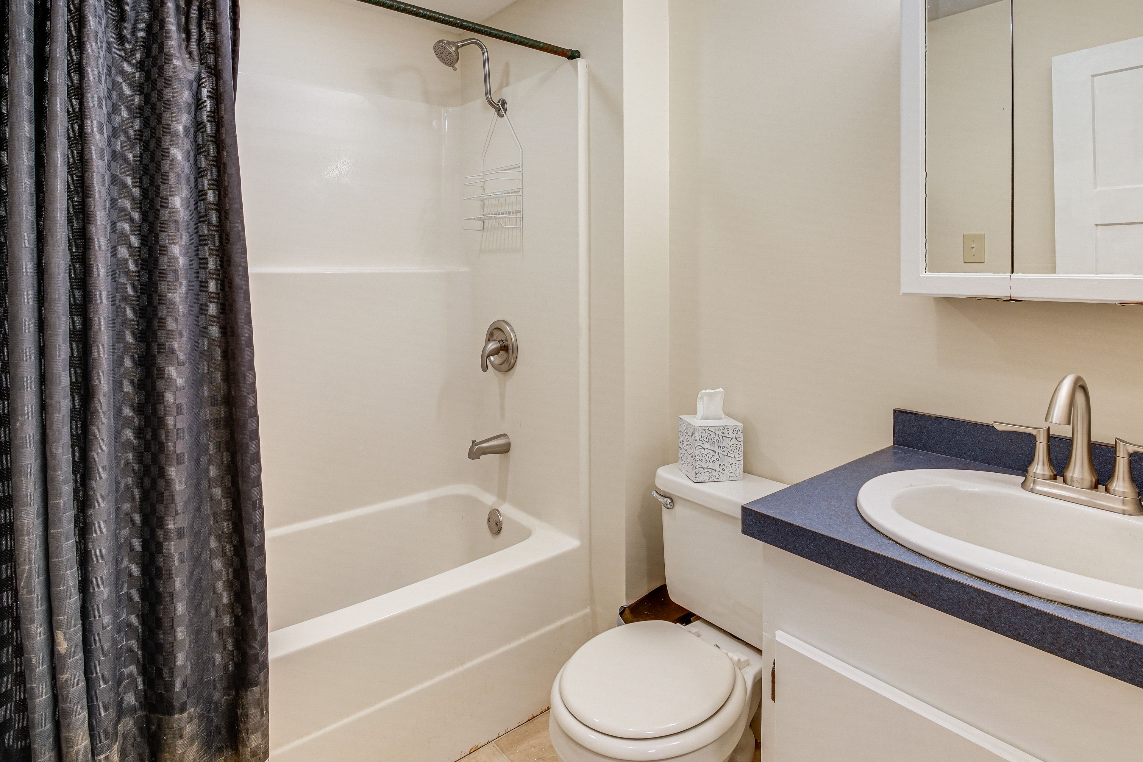 Full Bathroom | Towels Provided | 1st Floor