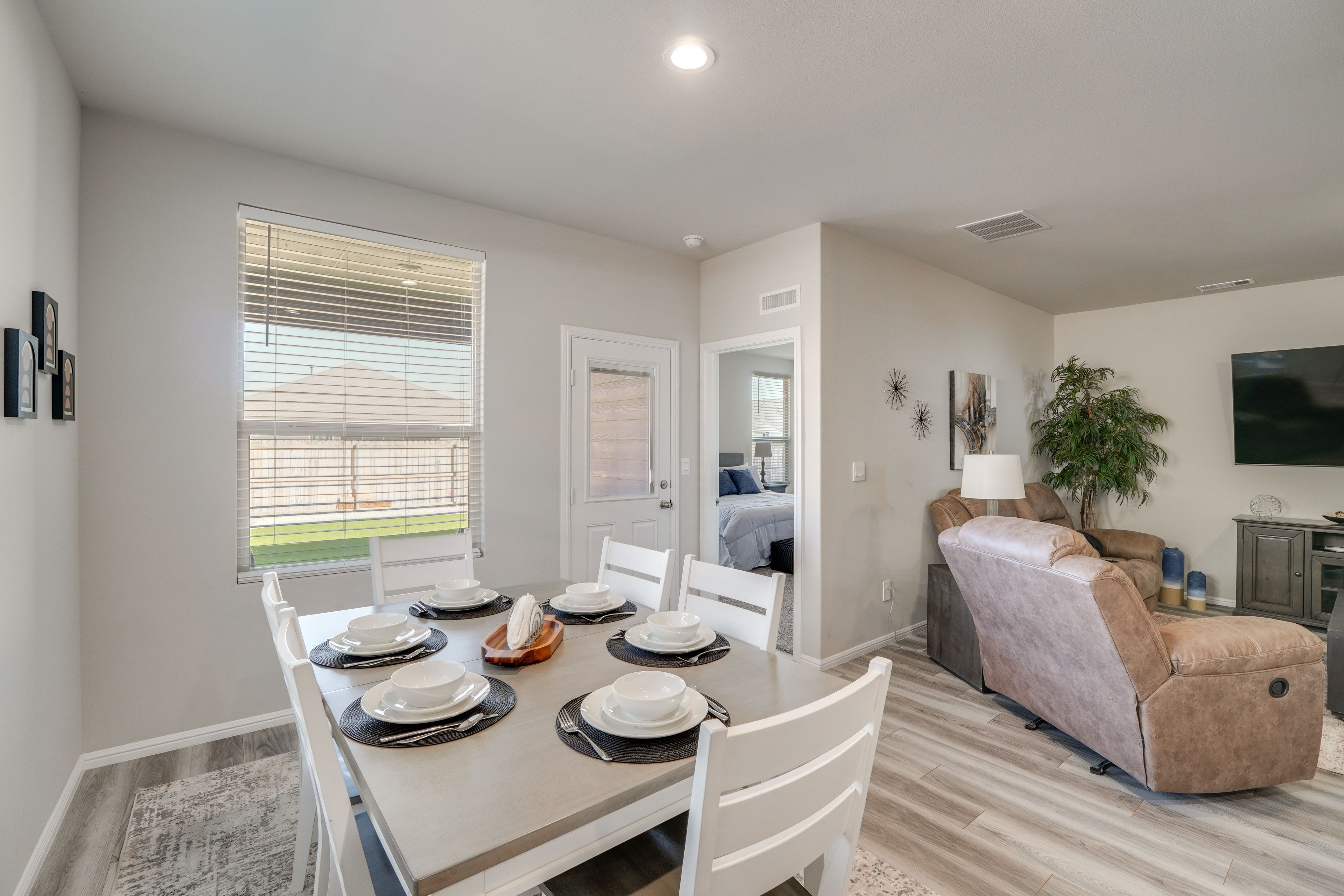 Dining Area | Dishware/Flatware Provided