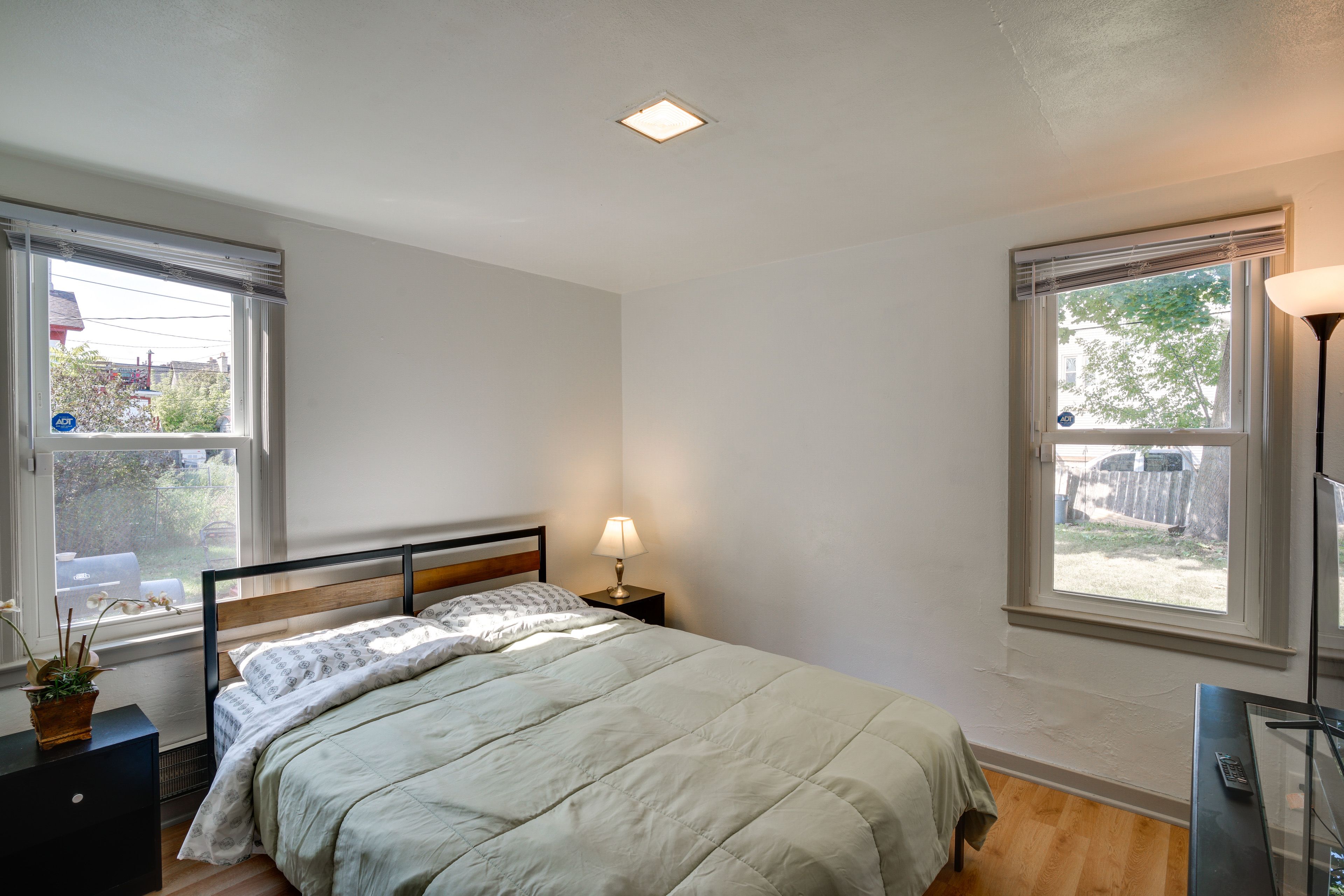 Bedroom 1 | Queen Bed