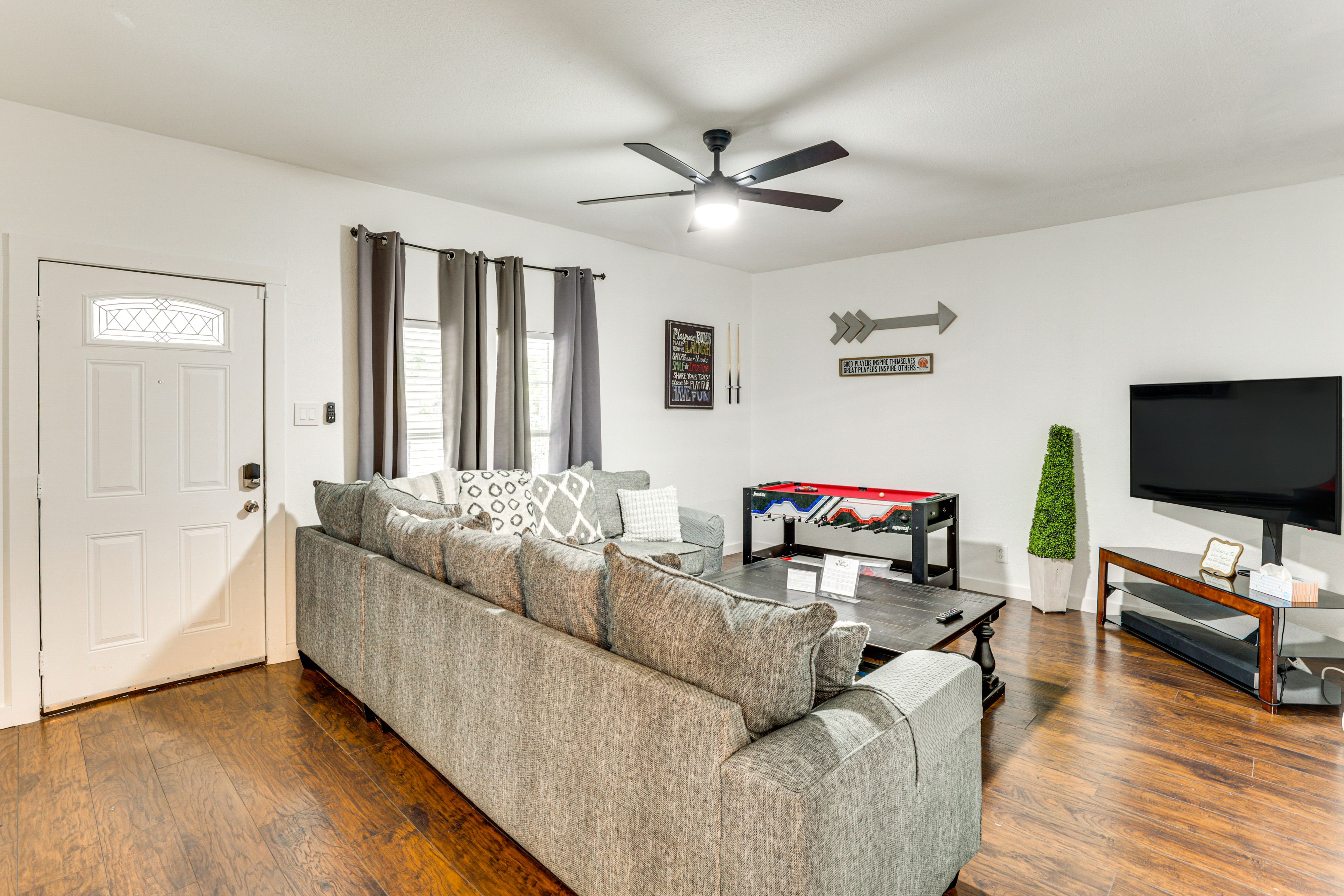 Living Room | Free WiFi | Central A/C | Mini Pool/Ping-Pong/Foosball Table