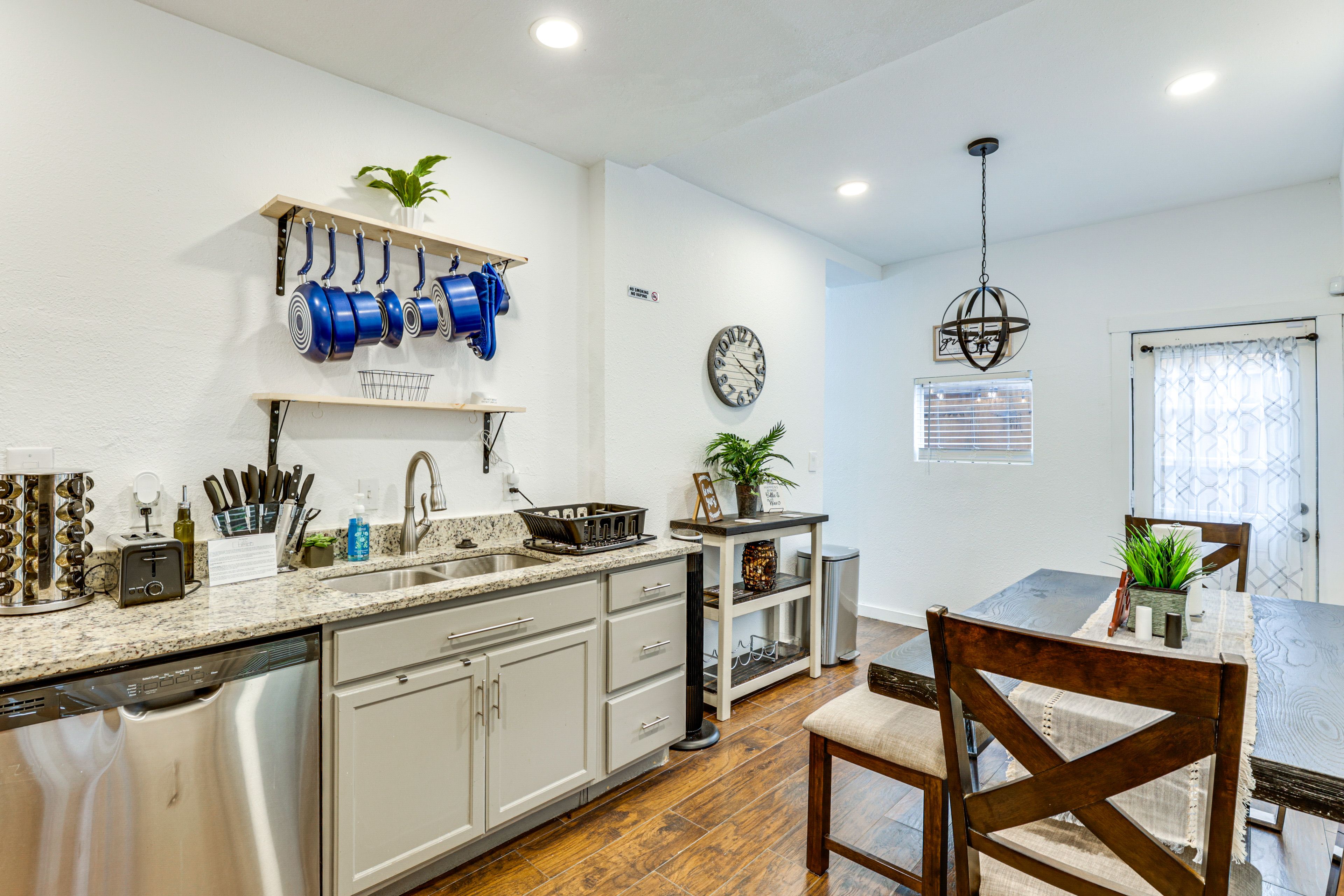 Kitchen | Toaster | Keurig Coffee Maker (Starter Coffee Provided)