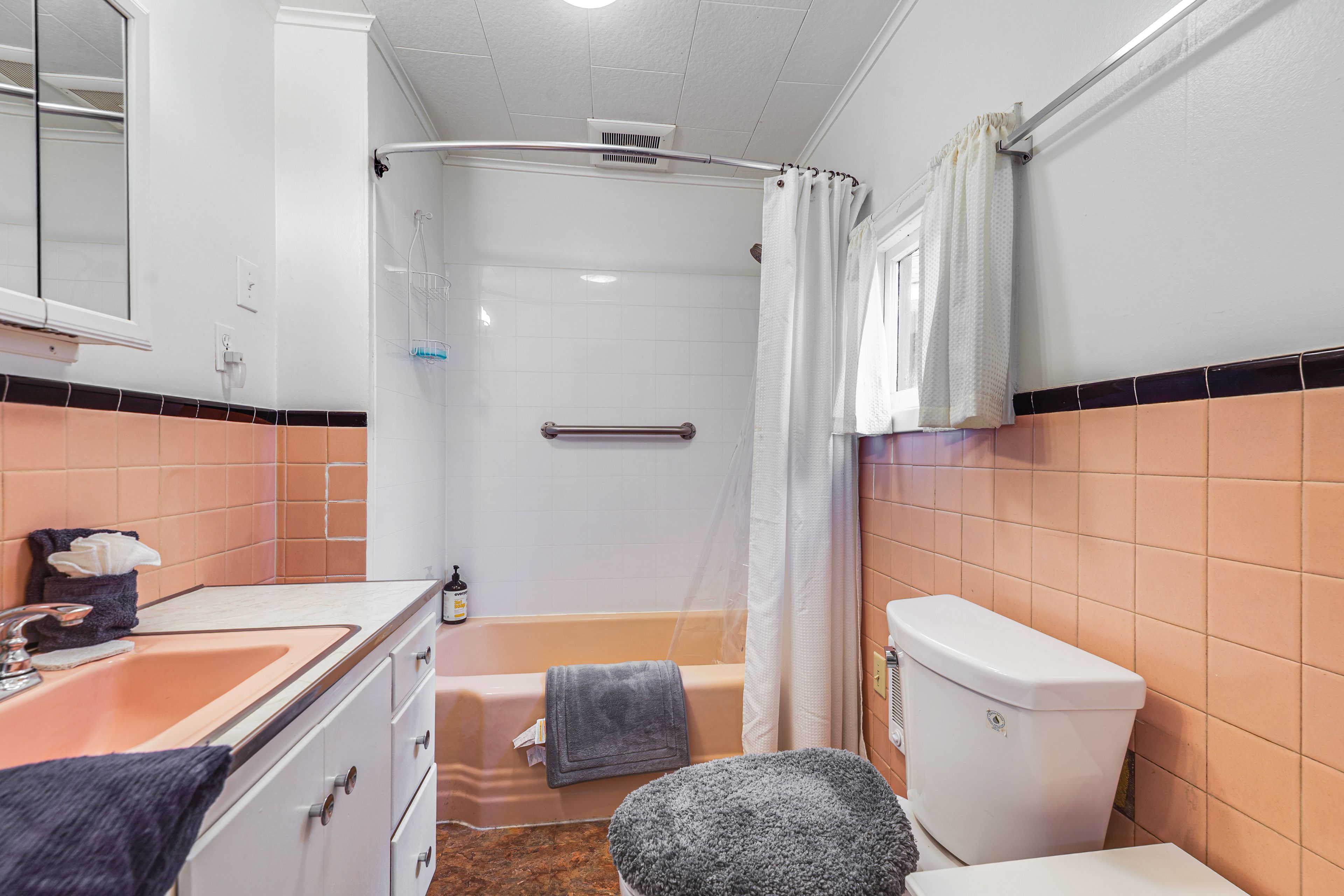 Full Bath | Towels | Hair Dryer | 1st Floor