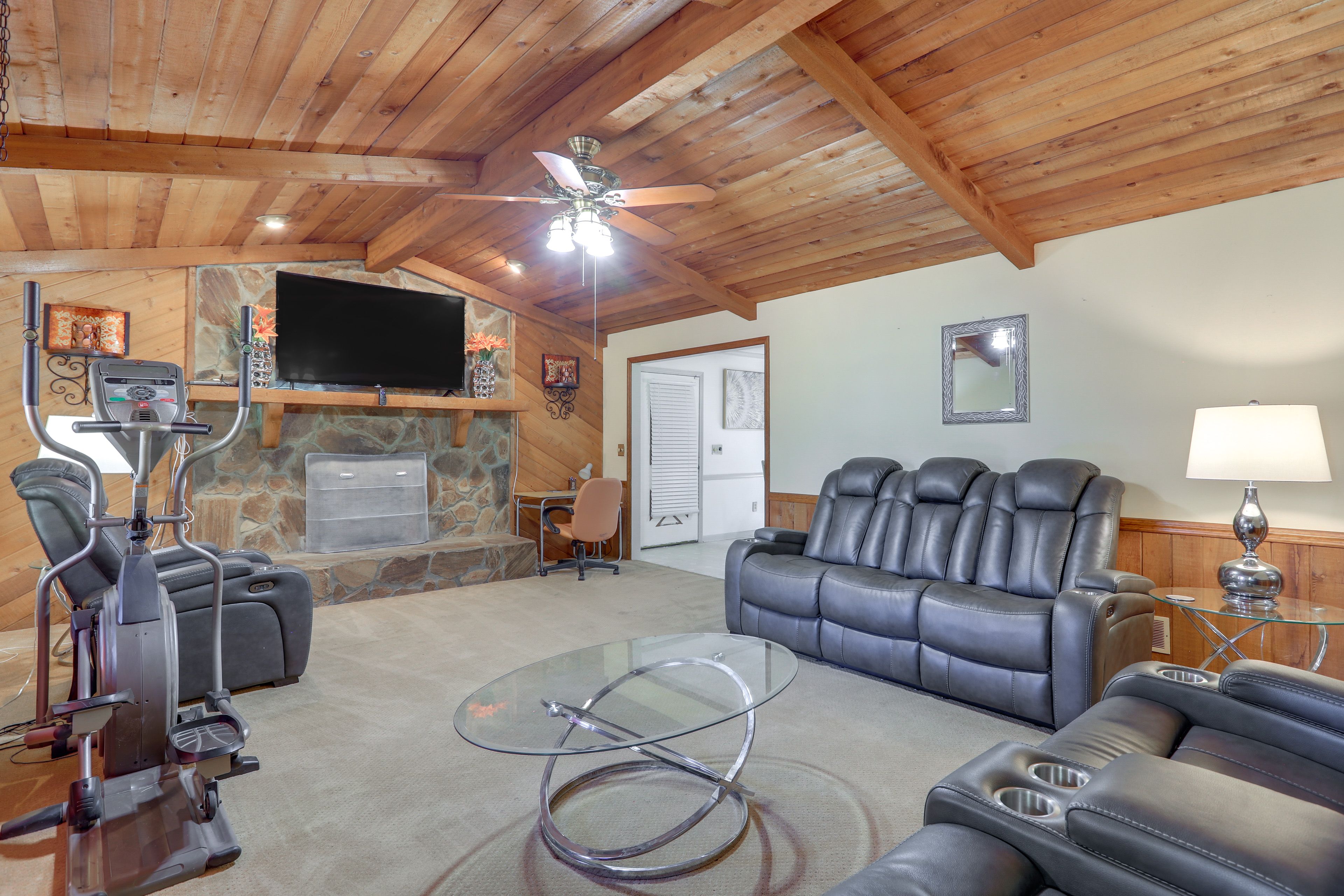 Living Room | Free WiFi | Central A/C & Heating