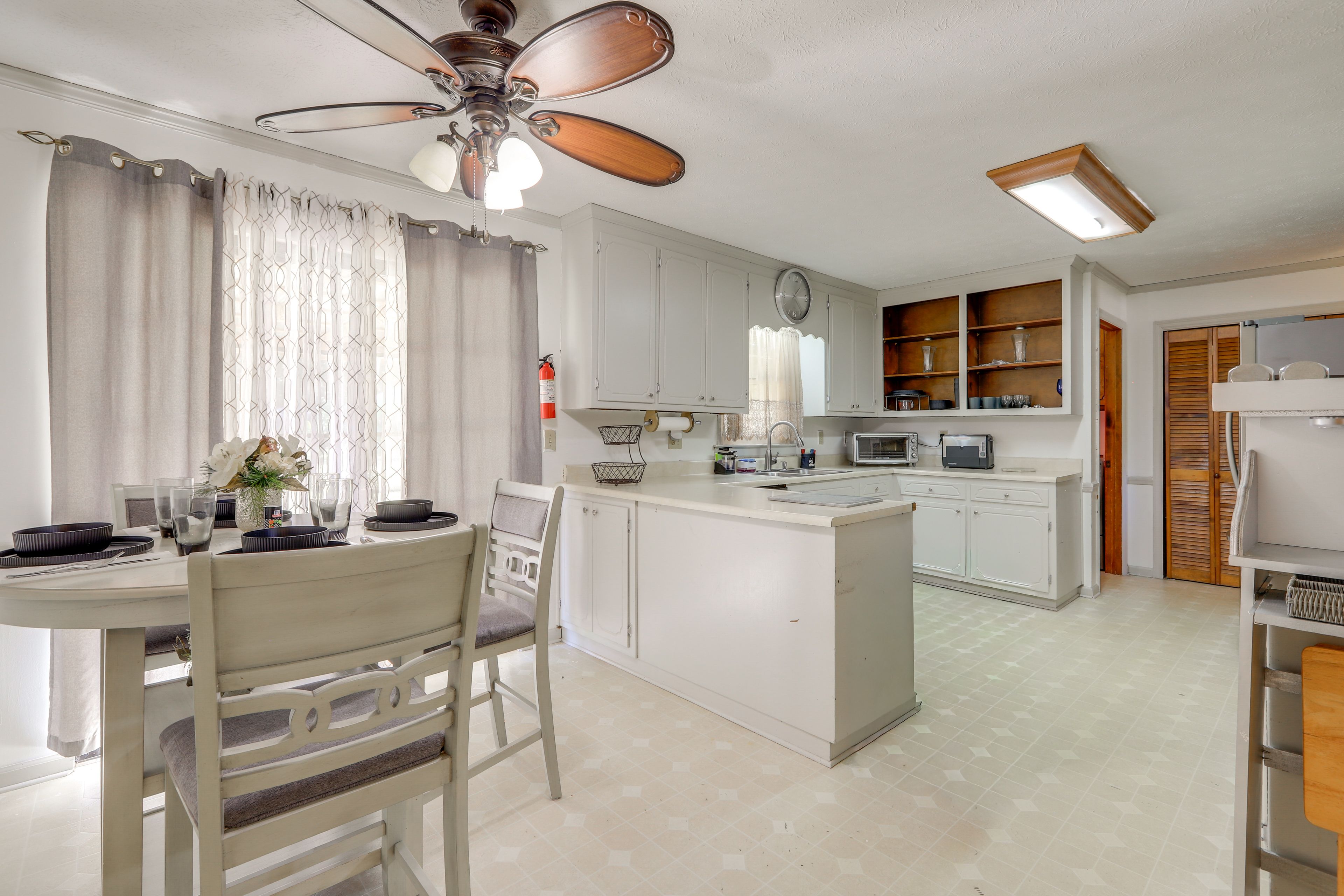 Kitchen & Dining Area | Dishware & Flatware Provided