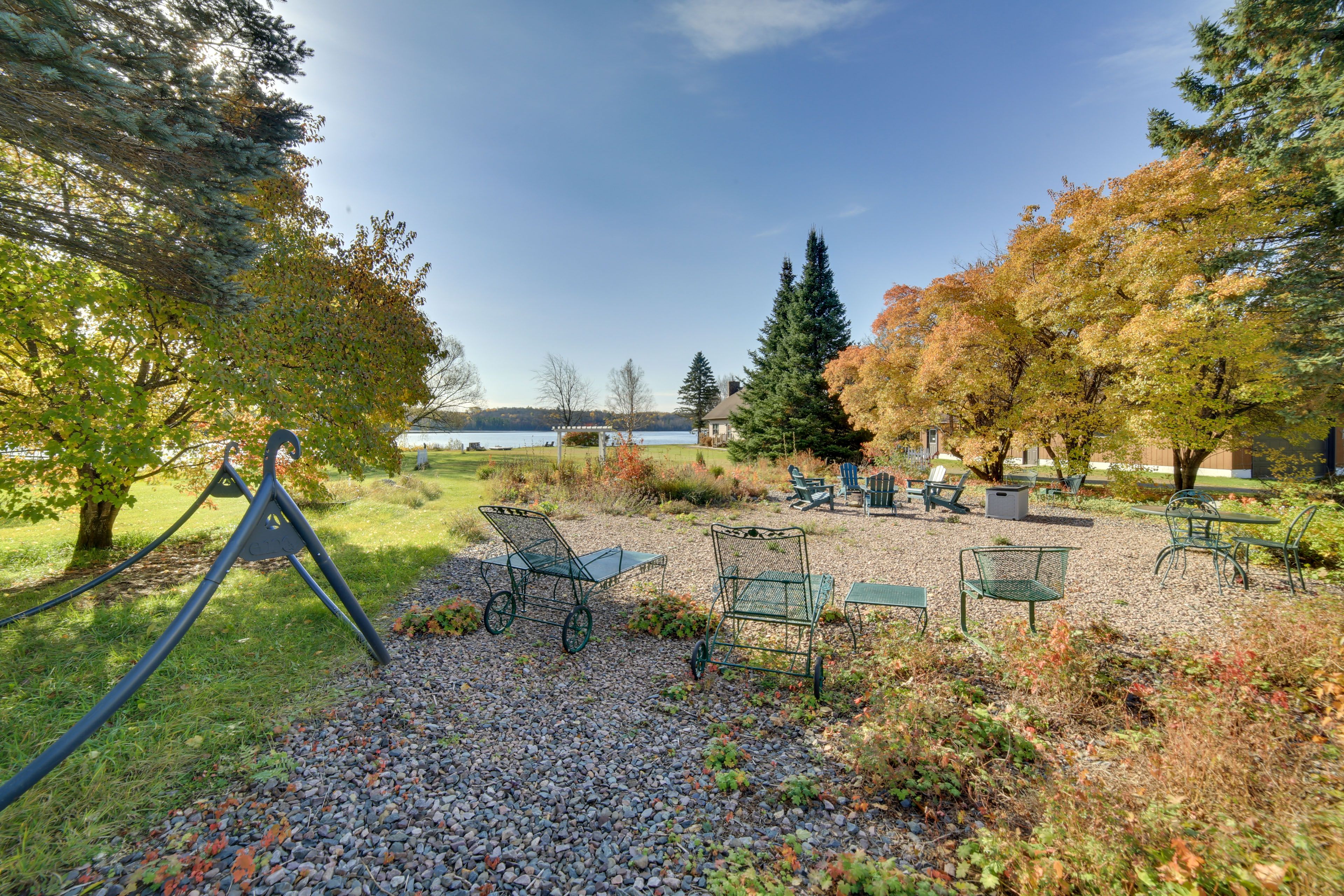 Lakefront Backyard | Outdoor Dining Area