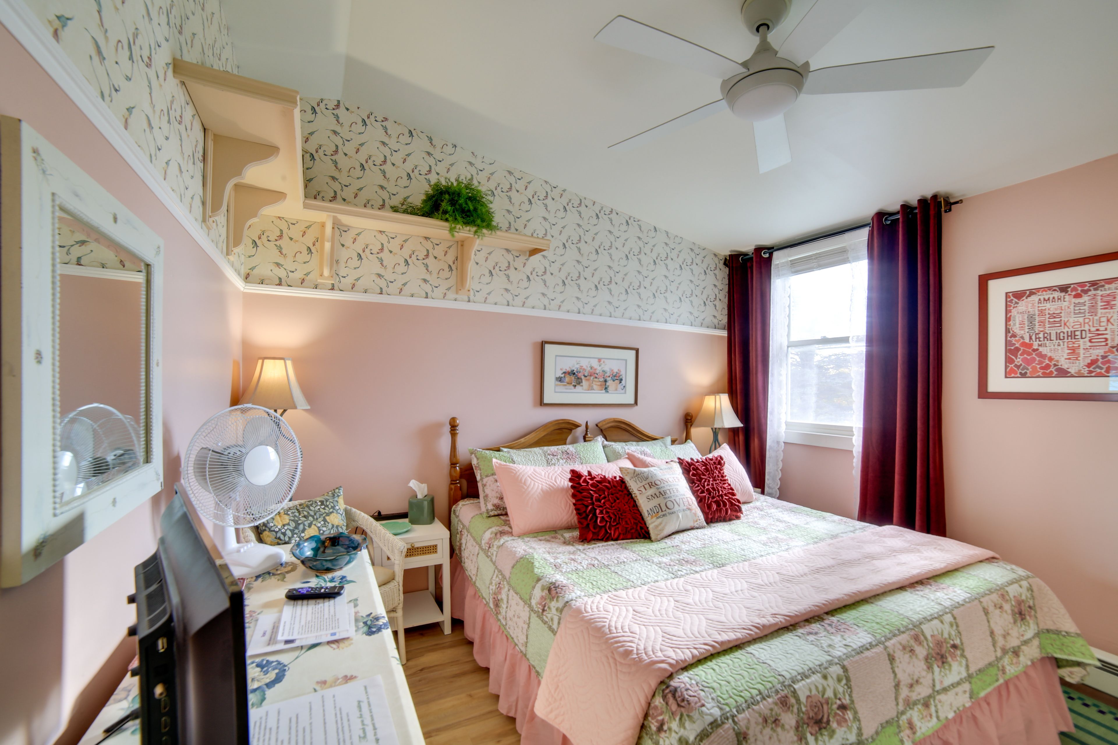 Bedroom 1 | Queen Bed | Linens Provided | 1st Floor