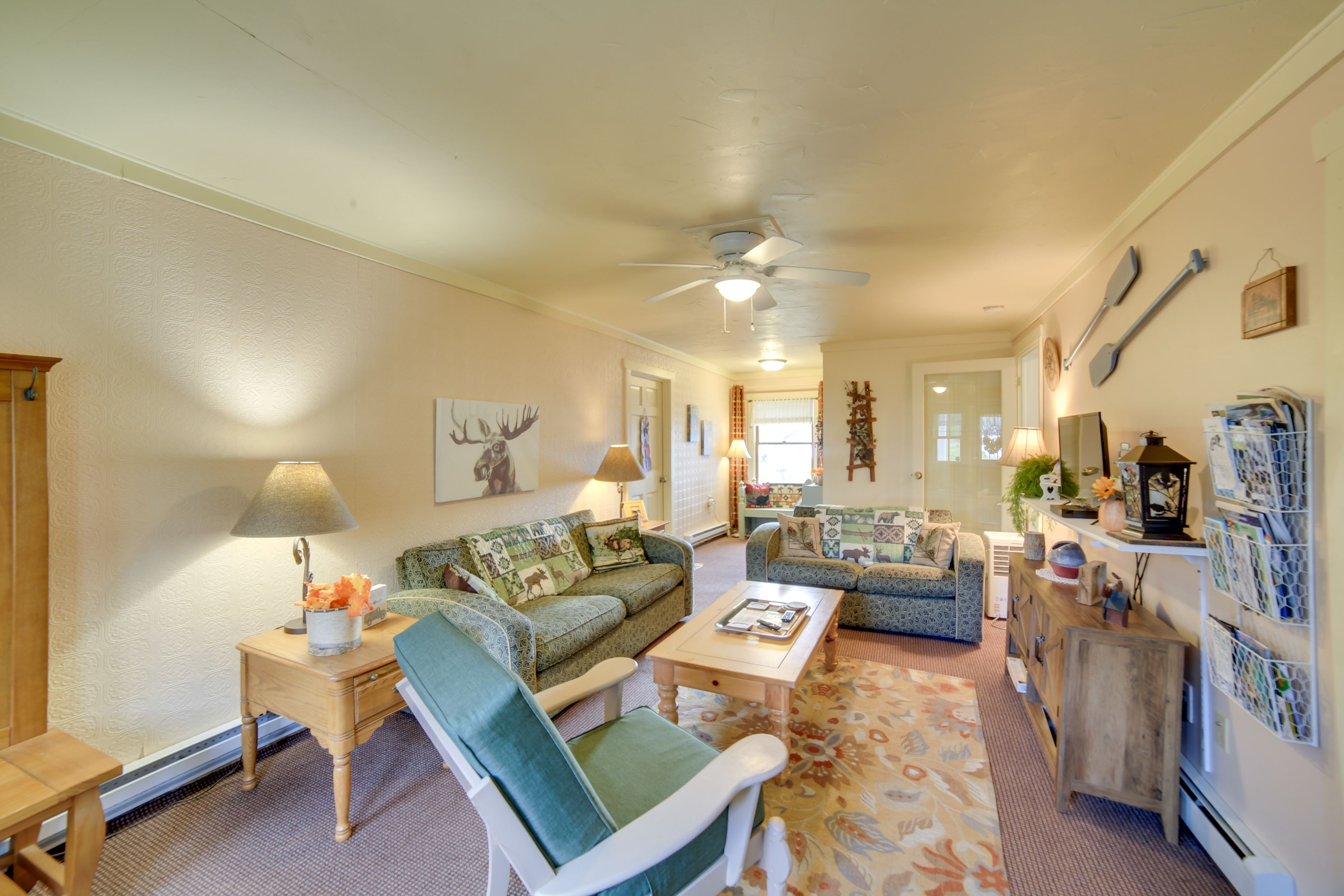 Living Room | Free WiFi | Central Heating & A/C | Smart TV | 1st Floor