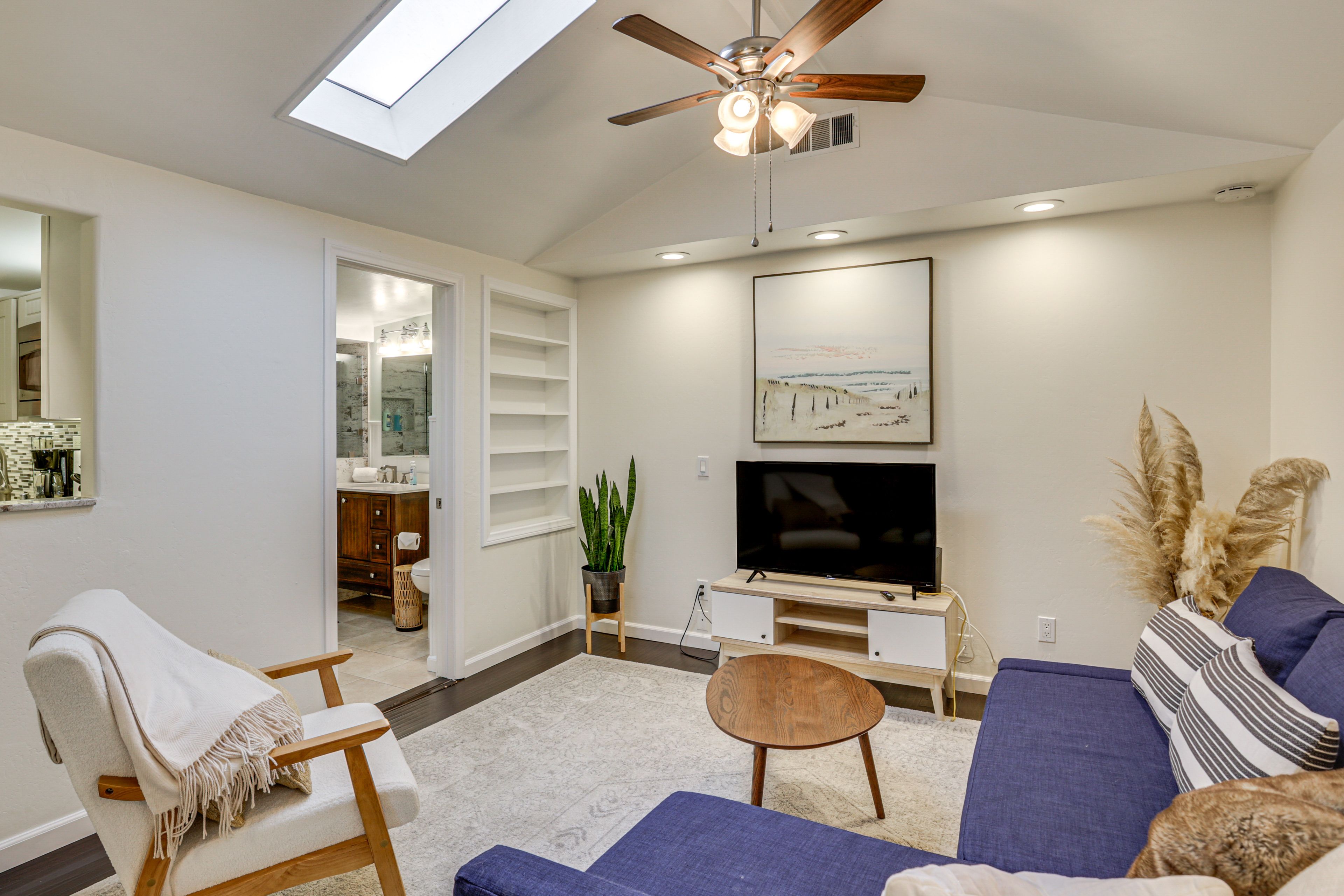 Living Room | Free WiFi | Central Heating | Smart TV | Sleeper Sofa | 1st Floor