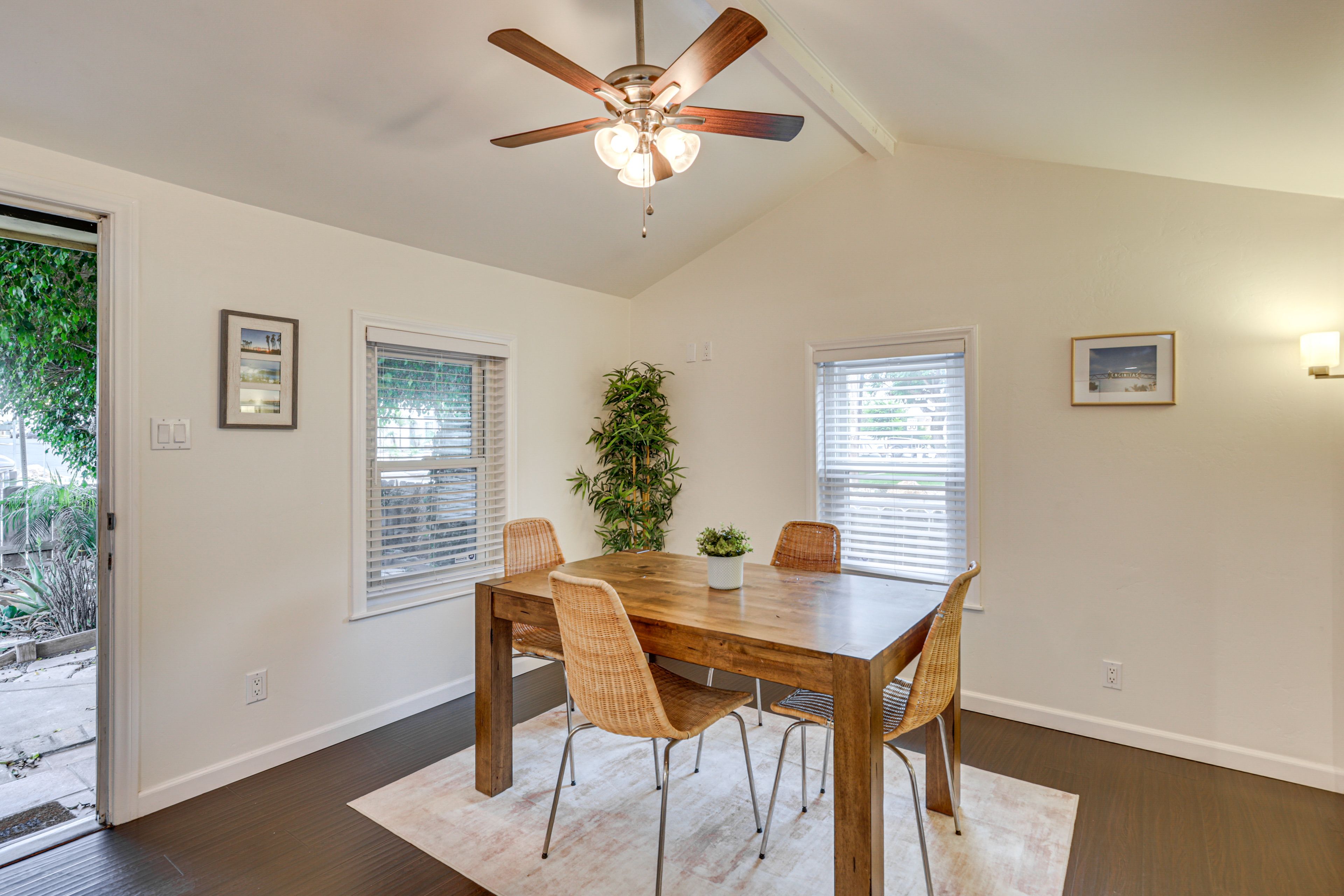 Dining Area | Dishware/Flatware Provided | 1st Floor