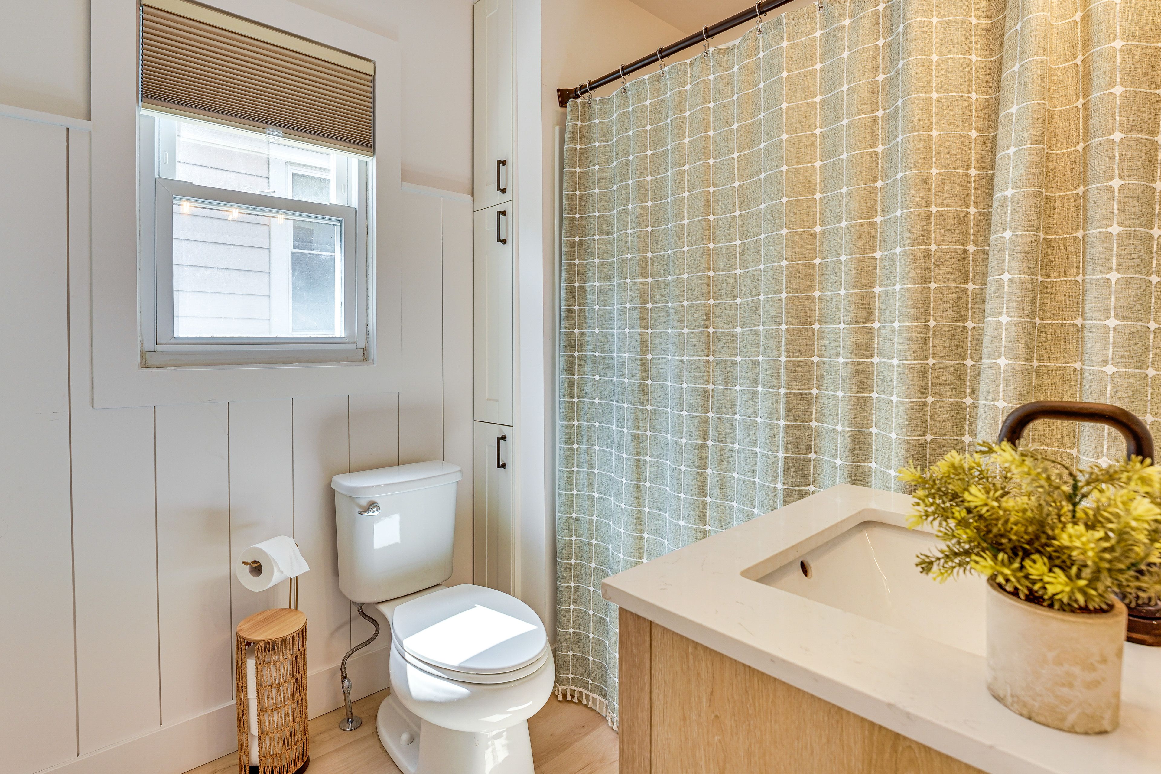 Full Bathroom | Towels Provided